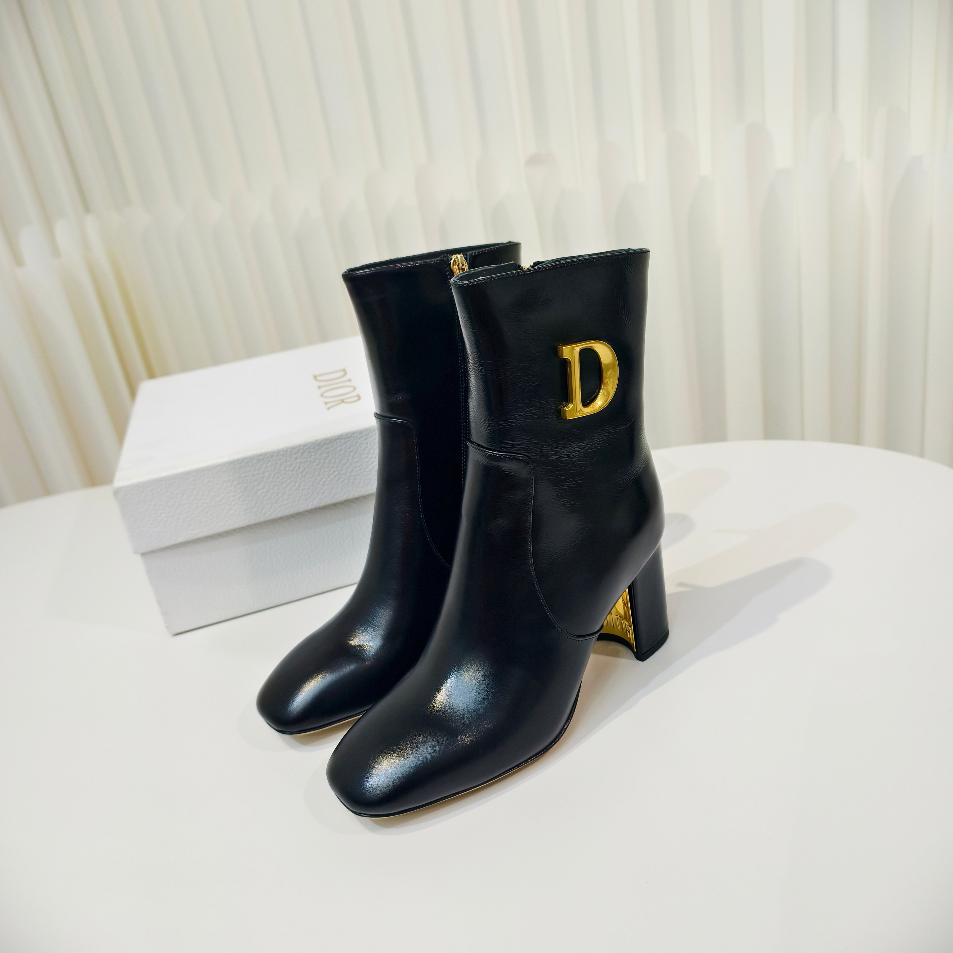 NO:560955,Dior Dior high-heeled boots series metal letter heel ankle boots elastic thick heel short boots CD letter side zipper short boots This D-Art heel ankle boots are from the 2025 autumn and winter ready-to-wear series. The personalized silhouette shows the haute couture style. The fabric is imported high-quality first-layer cowhide, and the lining is imported water-dyed sheepskin. Outsole Italian genuine leather outsole Heel height 8cm  Size 34-42 (34/40/41/42 customized, non-refundable and non-exchangeable), boots, dior, dior, boots, cowhide, sheepskin, Leather soles19860909Dior 迪奥 高跟靴子系列金属字母跟及踝靴松紧粗跟短靴CD字母侧拉链短靴 这款 D-Art 带跟及踝靴是二零二五秋冬成衣系列,富有个性的廓形彰显高订风范. 面料进口优质头层牛皮 内里进口水染羊皮 大底意大利真皮大底 跟高8cm 码数34-42（34/40/41/42定做不退不换）,靴子,dior,dior,boots,cowhide,sheepskin,Leather soles,Women's Shoes