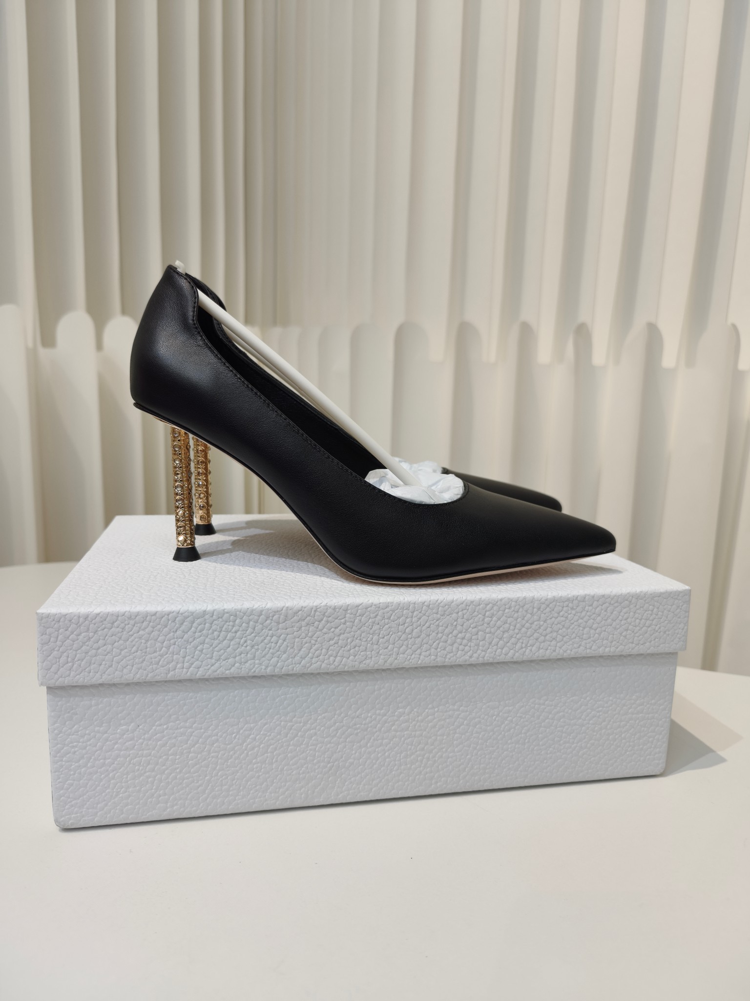 NO:789752,Dior summer all-leather high-heeled pointed-toe shoes are handmade from all leather. They have a simple upper design and a unique golden heel. They are all-inclusive shoes and are equipped with imported genuine leather outsole. Even with high heels, they are completely able to stay on the feet and are elegant and elegant. They are simply a dream shoe for working women!  Heel height 10cm. Size 34-42 (34.40.41.42 customized, non-returnable and non-exchangeable), high-heeled shoes, dior, high heels, Leather soles19860909Dior夏季全皮高跟尖头单鞋全皮手工制作,简单的鞋面设计配上独特的金色鞋跟,全包脚单鞋,配以进口真皮大底,即使再高跟也完全跟的住脚优雅大气,简直是职场女人的梦中情鞋！跟高10cm. Size34-42码（34.40.41.42定做不退不换）,高跟鞋单鞋,dior,high heels,Leather soles,Women's Shoes