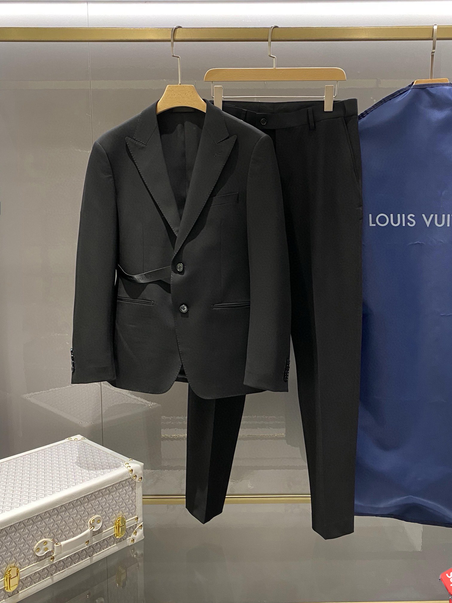 NO:871039,LV Lvjia 25ss new suit suit for all seasons!  Two-piece trendy and fashionable suit, a must-have in the wardrobe of business elites, men's formal wear, fashionable and trendy wear, the brand's classic logo mark is super generous, a classic style that will be released every quarter!  The style is really great when worn, a strong benefit!  Neat and ergonomic tailoring, the upper body is tall and handsome, simple and elegant. Comfortable and slim, with a gentlemanly demeanor at a glance. Selected suit fabrics, 20 wool, 18 viscose fiber, 58 polyester fiber, 4 spandex, soft and delicate feel, good gloss and elasticity, sheepskin leather waist loops on the waist, accessories with embossed letters of the Louis family soul logo!  The silhouette and waist-cutting add more comfort to sportsmen's clothing, making them appear slimmer yet handsome!  It is used to make high-end professional attire and business formal suits, and is world-famous for its classic and solemn design style. The suit production process requires high requirements and is time-consuming. It is a high-end business casual suit that can be worn in all seasons!  The fabric is smooth, feels smooth, plump and waxy, and has a crisp appearance. High-quality sheep wool is selected, and the quality of the material is solid and practical.  About the details: modern tailoring of high-end suits, the integration of traditional tailoring art and modern production technology, using fully imported automatic cutting pieces, each piece of fabric has almost zero error, and is hand-stitched by top tailors to ensure the fit and beauty of every part. The front body has two darts, based on the principles of ergonomics, to be slim but not tight. The elasticity on both sides of the waistband of the trousers can be adjusted to adjust the size!  It won’t be tight on your waist!  The classic lapel design, the style is classic and not old-fashioned, simple and elegant. The lining of the neckline is purely handmade with tribute stitches, insisting on hand-sewn crafts. They are all made by master craftsmen according to the labor-hour quotation per meter, which is time-consuming and labor-intensive. Each stitch is rigorous and sophisticated, regardless of the front or back.  Raw edges and stitching. Hand-made sleeves, hand-buttoned buttons, hand-calibration, hand-made wiring, etc. can be seen everywhere. It is delicate and smooth and can effectively reduce static electricity in autumn and winter. It has the same high-quality feel on the outside and inside. It is worth buying for any man and can support your face in various formal occasions!  Warm reminder that this size is too small. The size is determined according to the customer's height and weight. The suit is not sold separately, and the size is not adjusted separately. Color: Navy blue black [Size] 46~54 Slim fit top Size 46 Bust 94 - Shoulder width 42 - Sleeve length 61 - Clothing length 69 Size 48 Bust 98 - Shoulder width 43 - Sleeve length 62 - Clothing length 70  Size 50 bust 102-shoulder width 44-sleeve length 63-shirt length 71 Size 52 bust 106-shoulder width 45-sleeve length 64-shirt length 72 Size 54 bust 110-shoulder width 46-sleeve length 65-shirt length 73 Bottoms size 46 waist 78-hip 100-pant length 108 Size 48 waist 80-hip 104-pant length 108  Size 50 waist 82-hip 108-pant length 109 Size 52 waist 84-hip 112-pant length 109 Size 54 waist 86-hip 116-pant length 110,,louis vuitton,louis vuitton,louis vuitton,louis vuitton,business suit,sheepskin,19860909LV驴家 25ss四季款新款套装西装西服！两件套潮流时尚套装西服,商旅精英衣橱必备臻品,男士正装穿搭,时尚潮流穿搭,品牌经典Logo标记超级大方,每季度都会出的经典款！穿上版型真的很棒,强烈安利！ 利落而符合人体学的裁剪,上身挺拔帅气,简约优雅.舒适修身,绅士风度一览无遗,精选西服面料,20羊毛,18粘纤,58聚酯纤维,4氨纶手感柔软而细腻,光泽和弹性较好,腰身处绵羊皮真皮腰襻,配饰路易家灵魂Logo压纹字母标识！廓型感和收腰裁剪,为型男们的着装平添更多舒适度,显瘦而不失帅气！ 用于制作高端职业装和商务正装套装,以经典庄重的设计风格闻名世界.西装制作工艺要求高,费时长,四季可穿的高级商务休闲西服套装！ 面料平整,手感爽滑丰满滑糯,外观挺括,甄选篙品质绵羊毛原料,扎扎实实用料品质看得见. 关于细节高端西服现代感裁剪,传统裁剪艺术与现代化制作工艺融合,采用全进口自动剪裁裁片,每一片布料几乎零误差,再由顶级裁缝师手工缝合,保证每一处的服帖与美感,前身两道收省,根据人体功效学原理,修身但不紧身.西裤腰两侧牛筋松紧可调节大小！不会穿着腰紧！ 经典驳领设计,款式经典不守旧,简洁大方.领口里布纯手工贡针走线,坚持手缝工艺品,均出自老师傅之手按照每米工时报价耗时耗力每一针都是严谨精良,无论正面反面都无任何毛边和针脚.手工上袖,手工钉扣,手工定标,随处可见手工的走线等等,细腻爽滑有效降低秋冬静电,表里如一的高笈感.值得任何一位男士入手,各种正式场合都能撑起你的面子！ 温馨提示此款尺码偏小,根据客户的身高体重比例配尺码,西装不单卖,不单独分开调整尺码 颜色藏青色黑色【尺码】46～54 修身版型 上装 46码胸围94-肩宽42-袖长61-衣长69 48码胸围98-肩宽43-袖长62-衣长70 50码胸围102-肩宽44-袖长63-衣长71 52码胸围106-肩宽45-袖长64-衣长72 54码胸围110-肩宽46-袖长65-衣长73 下装 46码腰围78-臀围100-裤长108 48码腰围80-臀围104-裤长108 50码腰围82-臀围108-裤长109 52码腰围84-臀围112-裤长109 54码腰围86-臀围116-裤长110,,louis vuitton,louis vuitton,louis vuitton,louis vuitton,business suit,sheepskin,,Men's clothing