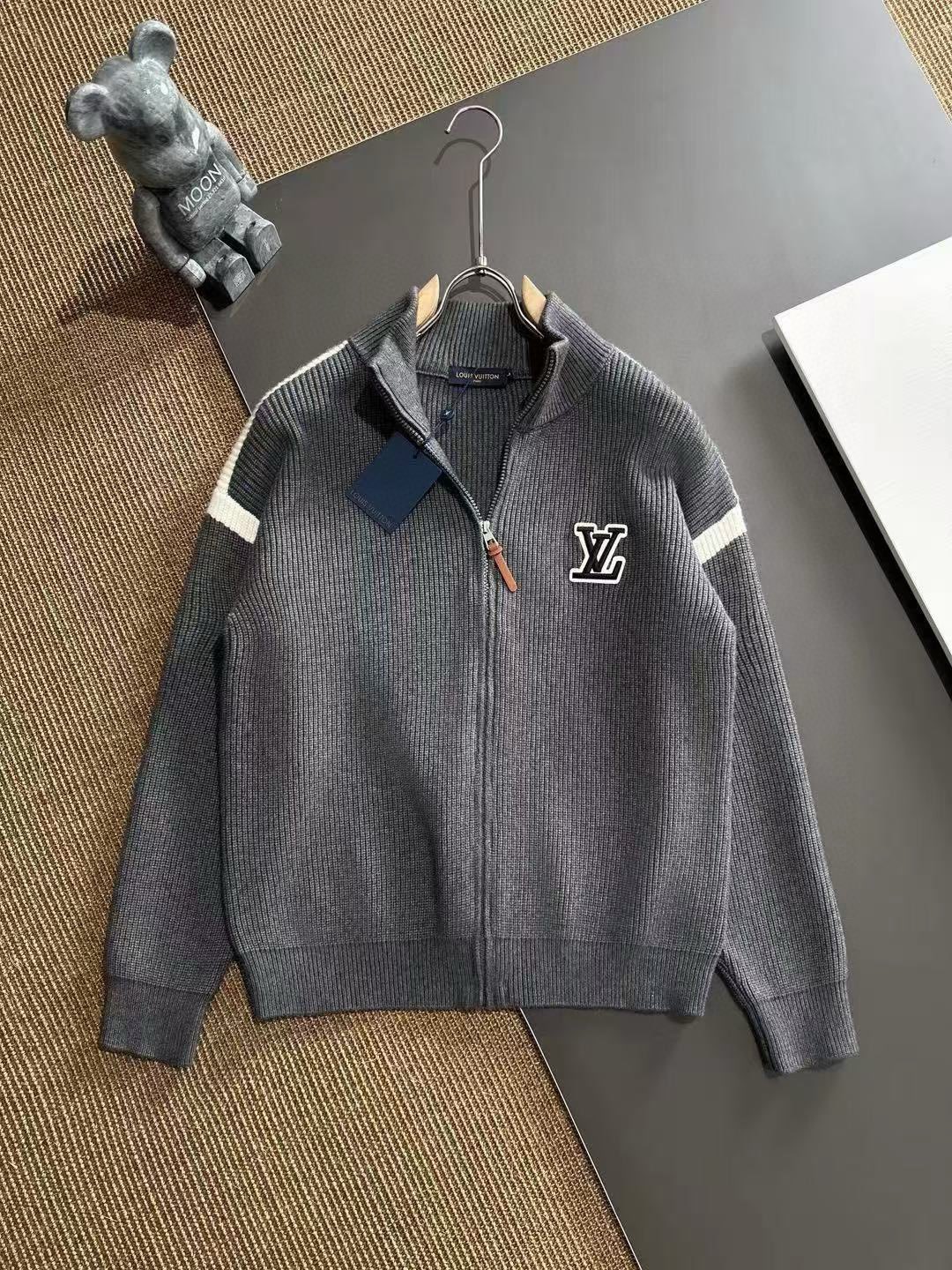 NO:594761,LV Lvjia supports exchange after the end of the year, and the must-have fashionable and high-quality round neck knitted cardigans and sweaters are on sale at the autumn and winter counters at the same time!  The most outstanding and versatile practical tool!  High-end customized wool blend material, with the most fashionable design elements, soft and warm without being tight!  It’s very easy to style with any combination!  Whether worn alone or paired with an inner layer, it’s great, I highly recommend you buy it!  The sense of detail and quality is very good!  Highly recommended!  !  !  Sizes M-3XL (140 pounds wear L, maximum weight),,louis vuitton,louis vuitton,louis vuitton,sweaters,alexander wang19860909LV驴家 支持年后退换 秋冬专柜同步发售必备时尚高品质圆领针织开衫毛衣！最为出色百搭的实穿利器！高端订制羊毛混纺材质,最具时尚元素设计点缀 柔顺保暖不扎身！随意搭配都是非常容易出造型！无论单穿内搭都是超级出色,强烈建议入手！细节档次感非常到位！强烈推荐！！！尺码M-3XL（ 140斤穿L,最大穿斤）,,louis vuitton,louis vuitton,louis vuitton,sweaters,alexander wang,Men's clothing