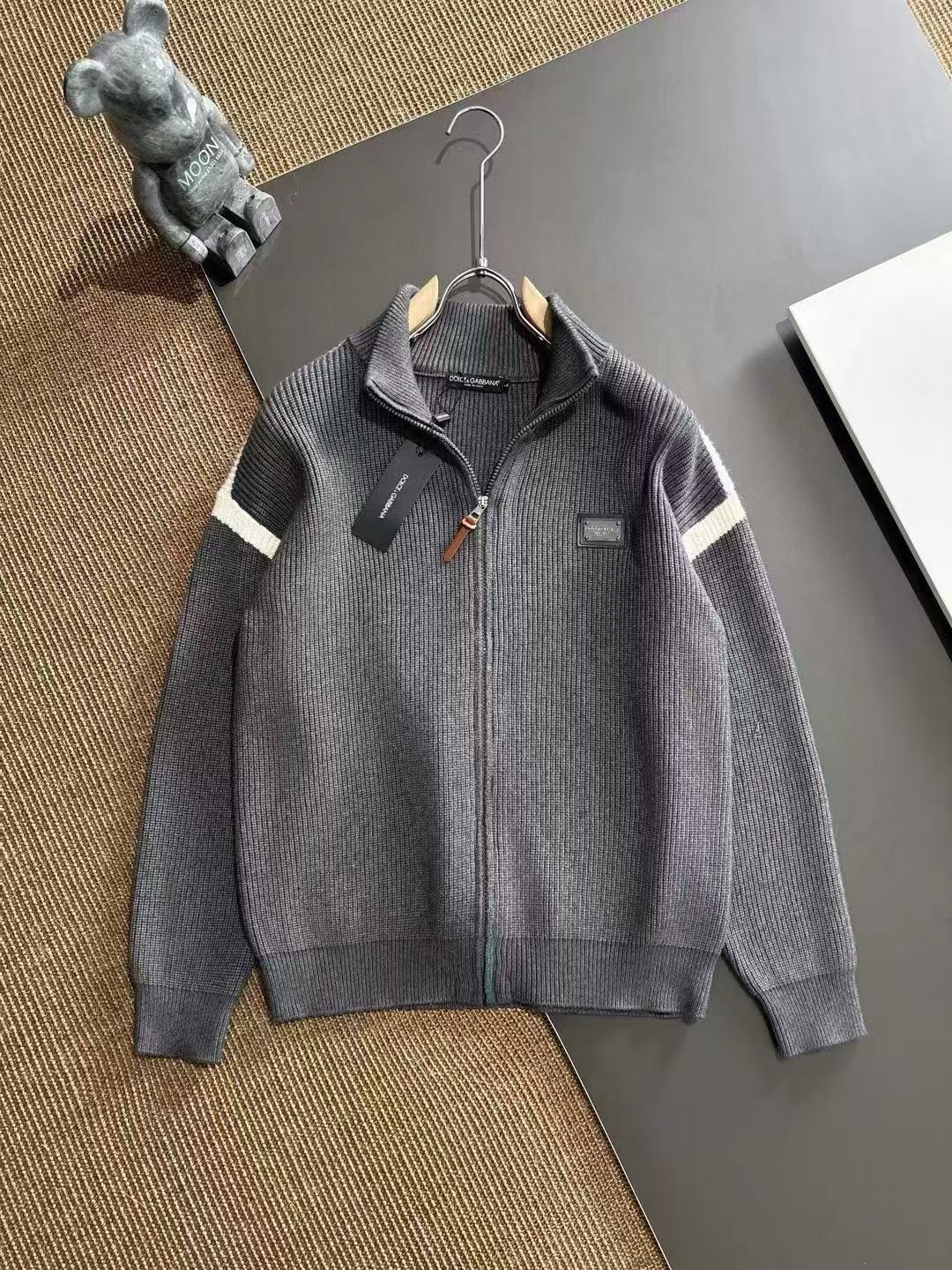 NO:594758,DG Dolce & Gabbana supports exchange after the year, and the must-have fashionable and high-quality round neck knitted cardigan sweaters are on sale simultaneously in autumn and winter counters!  The most outstanding and versatile practical tool!  High-end customized wool blend material, with the most fashionable design elements, soft and warm without being tight!  It’s very easy to style with any combination!  Whether worn alone or paired with an inner layer, it’s great, I highly recommend you buy it!  The sense of detail and quality is very good!  Highly recommended!  !  !  Sizes M-3XL (140 pounds wear L slim fit, maximum weight),,Dolce&Gabbana,sweaters,alexander wang19860909DG杜嘉班纳 支持年后退换 秋冬专柜同步发售必备时尚高品质圆领针织开衫毛衣！最为出色百搭的实穿利器！高端订制羊毛混纺材质,最具时尚元素设计点缀 柔顺保暖不扎身！随意搭配都是非常容易出造型！无论单穿内搭都是超级出色,强烈建议入手！细节档次感非常到位！强烈推荐！！！尺码M-3XL（ 140斤穿L修身 最大穿斤）,,Dolce&Gabbana,sweaters,alexander wang,Men's clothing