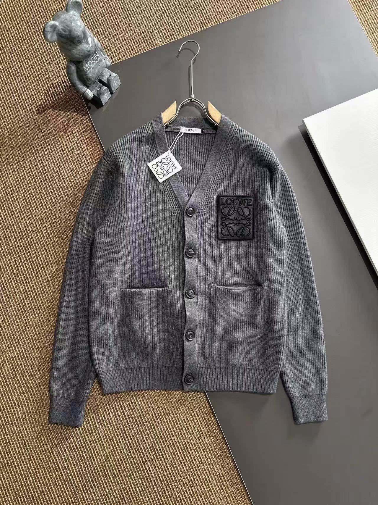 NO:594755,Loewe supports exchange after the new year, and the must-have fashionable and high-quality round neck knitted cardigan sweaters are on sale simultaneously at the autumn and winter counters!  The most outstanding and versatile practical tool!  High-end customized wool blend material, with the most fashionable design elements, soft and warm without being tight!  It’s very easy to style with any combination!  Whether worn alone or paired with an inner layer, it’s great, I highly recommend you buy it!  The sense of detail and quality is very good!  Highly recommended!  !  !  Sizes M-3XL (140 pounds, wear L slim fit, maximum weight),,loewe,loewe,sweaters,alexander wang19860909Loewe罗意威 支持年后退换 秋冬专柜同步发售必备时尚高品质圆领针织开衫毛衣！最为出色百搭的实穿利器！高端订制羊毛混纺材质,最具时尚元素设计点缀 柔顺保暖不扎身！随意搭配都是非常容易出造型！无论单穿内搭都是超级出色,强烈建议入手！细节档次感非常到位！强烈推荐！！！尺码M-3XL（ 140斤穿L修身 最大穿斤）,,loewe,loewe,sweaters,alexander wang,Men's clothing