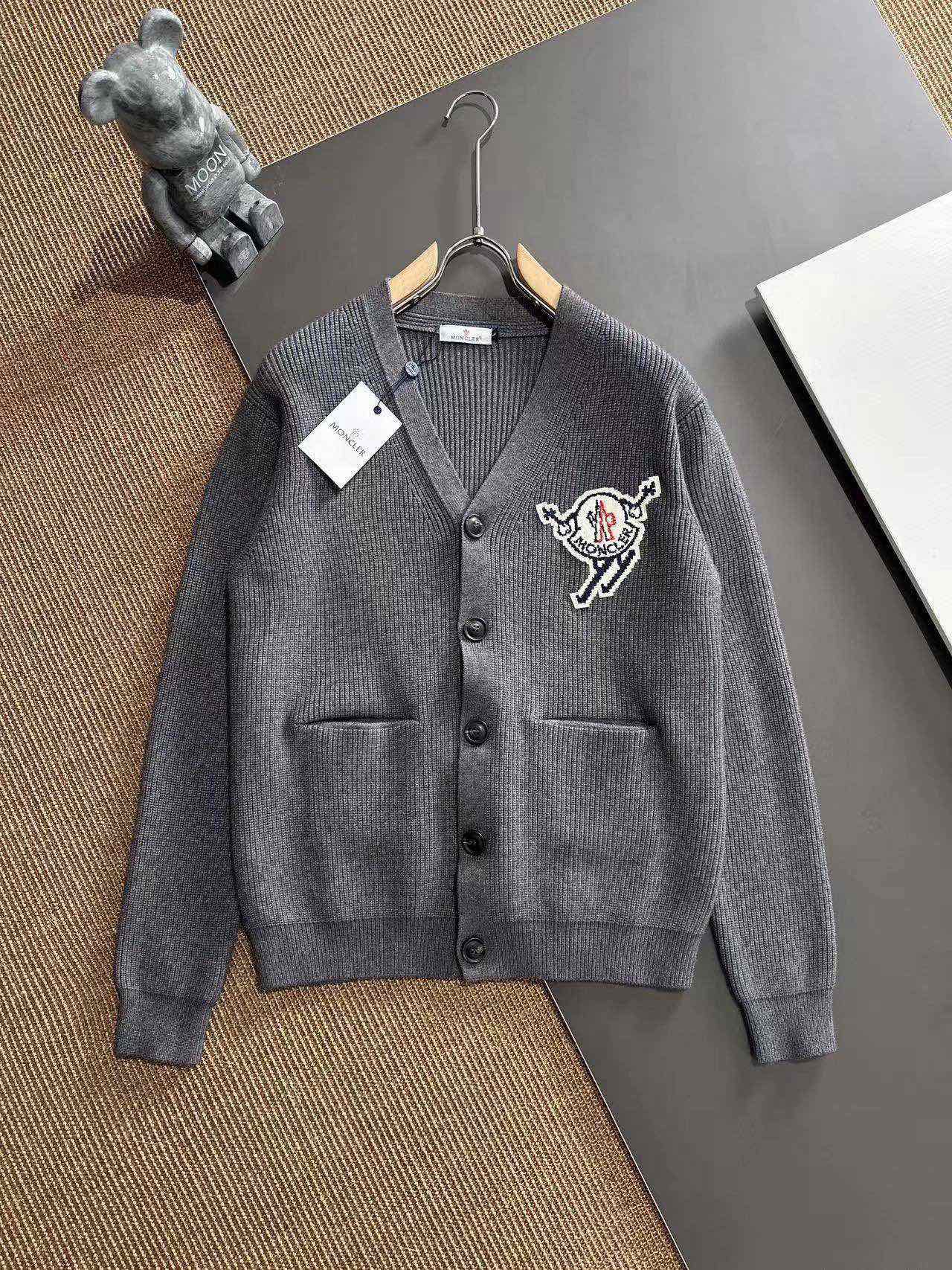 NO:594752,Mon supports exchange after the new year, and the must-have fashionable and high-quality round neck knitted cardigan sweaters are on sale simultaneously at the autumn and winter counters!  The most outstanding and versatile practical tool!  High-end customized wool blend material, with the most fashionable design elements, soft and warm without being tight!  It’s very easy to style with any combination!  Whether worn alone or paired with an inner layer, it’s great, I highly recommend you buy it!  The sense of detail and quality is very good!  Highly recommended!  !  !  Sizes M-3XL (140 pounds wear L slim fit, maximum weight),,Moncler,sweaters,alexander wang19860909Mon蒙口 支持年后退换 秋冬专柜同步发售必备时尚高品质圆领针织开衫毛衣！最为出色百搭的实穿利器！高端订制羊毛混纺材质,最具时尚元素设计点缀 柔顺保暖不扎身！随意搭配都是非常容易出造型！无论单穿内搭都是超级出色,强烈建议入手！细节档次感非常到位！强烈推荐！！！尺码M-3XL（ 140斤穿L修身 最大穿斤）,,Moncler,sweaters,alexander wang,Men's clothing