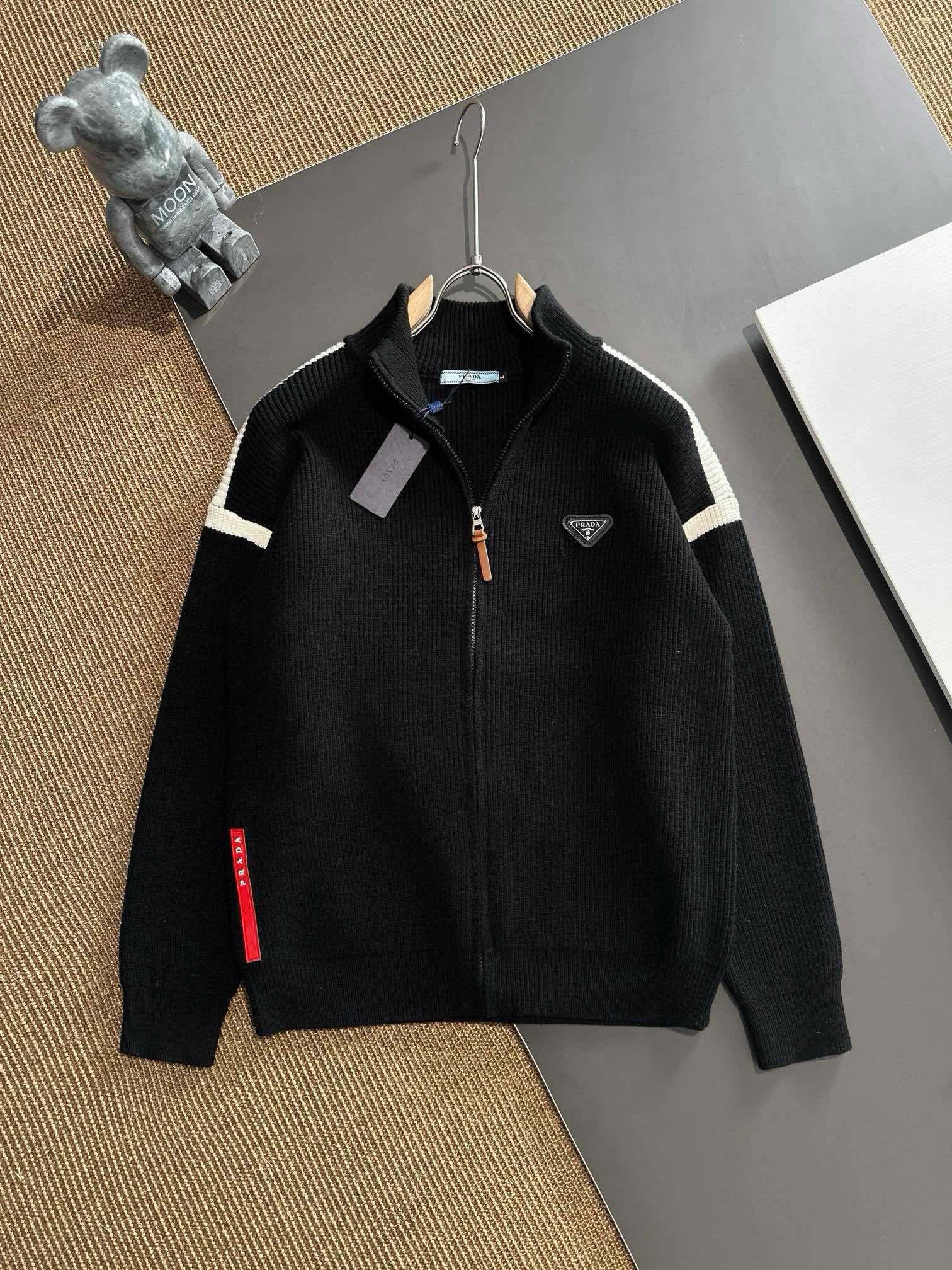 NO:594749,Prad supports exchange after the end of the year, and the must-have fashionable and high-quality knitted cardigans and sweaters are on sale simultaneously at the autumn and winter counters!  The most outstanding and versatile practical tool!  High-end customized wool blend material, with the most fashionable design elements, soft and warm without being tight!  It’s very easy to style with any combination!  Whether worn alone or paired with an inner layer, it’s great, I highly recommend you buy it!  The sense of detail and quality is very good!  Highly recommended!  !  !  Sizes M-3XL (140 pounds wear L slim fit, maximum weight), prada, prada, sweaters, alexander wang19860909Prad普拉达 支持年后退换 秋冬专柜同步发售必备时尚高品质针织开衫毛衣！最为出色百搭的实穿利器！高端订制羊毛混纺材质,最具时尚元素设计点缀 柔顺保暖不扎身！随意搭配都是非常容易出造型！无论单穿内搭都是超级出色,强烈建议入手！细节档次感非常到位！强烈推荐！！！尺码M-3XL（ 140斤穿L修身 最大穿斤）,,prada,prada,sweaters,alexander wang,Men's clothing