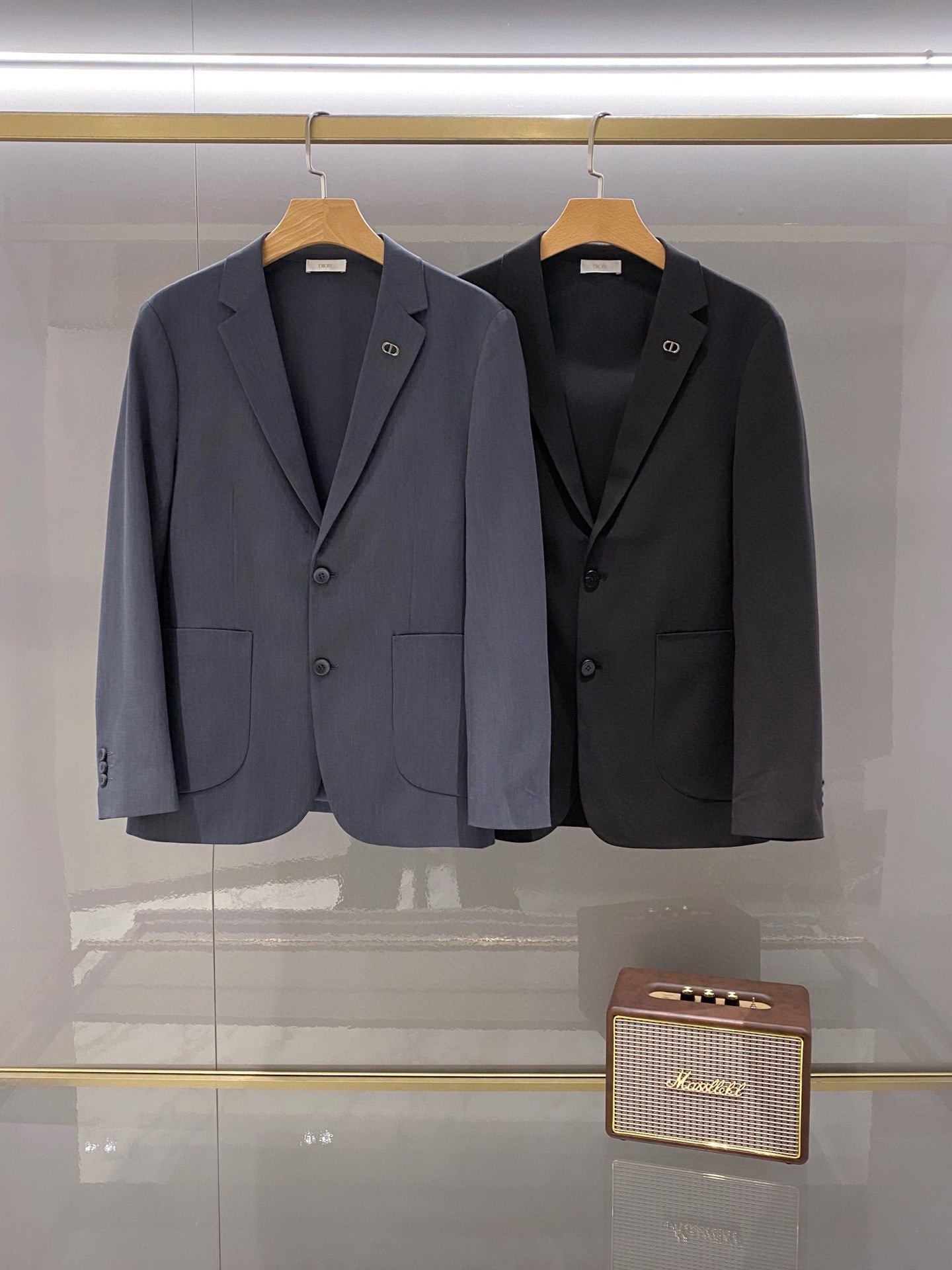 NO:848923,Dior Dijia 26fw spring and summer new series!  -Dio*r men's lightweight two-button suit. A versatile casual and fashionable lightweight suit. It has a slim fit, smooth and clean lines, stylish and casual, and the upper body is more upright and strong, full of style!  The main line of high-end men's business and casual products. Pair it with the exquisite and beautiful CD brooch of the same series on the chest (optional) to make the whole thing more refined and beautiful. There is no fixed age range for fashion, leisure and elegance, but its fashion expression is diversified, whether it is body or body.  Whether it is the energetic personality of young people or the calmness and ability of middle-aged people, it can be mastered with ease. The upper body is light and comfortable, the unique tailoring is slim, simple and easy to match, the shoulder shape is straight, and the suit is made from an old channel suit factory, with first-class quality control, texture and details. It gives full dignity and dignity.  This light and soft fabric suit is made of 45% rayon, 52% polyester fiber, and 3% spandex. The fabric is carefully crafted and has excellent thermal adjustability and breathability. The unlined upper body is comfortable. The fabric is thin, which does not affect its wearing experience at all. It is thin and light. It has a full sense of verticality!  Its skinny texture is reflected in the tailoring, which depends on a good cutting machine master and a professional suit factory. This is a slim fit and tends to be fashionable and casual. It is no problem for formal occasions. It is suitable for various casual occasions. It is classic and versatile in black. The style is exquisite, fashionable and stylish. It maintains a delicate sense of balance and shows a passion for life. A must-have item for leisure and business!  Color Black Gray Size 48-56 (m～3Xl) 178 135 catties Wear L Maximum wear 185 catties 48 Bust 100 - Shoulder width 44 - Sleeve length 60 - Clothing length 69 50 Bust 104 - Shoulder width 45 - Sleeve length 61 - Clothing length 70 52 Bust 108 - Shoulder width 46 - Sleeve length 62 - Clothing length 71  54 Bust 112 - Shoulder width 47 - Sleeve length 63 - Clothing length 72 56 Bust 116 - Shoulder width 48 - Sleeve length 64 - Clothing length 73,, dior, dior, business suit, brooch, breastpin,19860909Dior迪家 26fw春夏新款系列！-Dio*r男士轻薄款两粒扣西服单西西装 一款百搭休闲时尚轻薄款西装,修身的版型,线条感流畅干净利落,有款有型潇洒随意,上身更显挺拔矫健,型格十足！ 高端男士商务休闲主线臻品,胸前精致唯美的同系列CD胸针（可取）搭配上去让整体会更加精致好看,时尚休闲优雅没有固定的适合的年龄范围,但它的时尚表现是多元化的,不论是体现年轻人的活力个性,还是中年人的沉稳干练,都把握的游刃有余,上身轻便舒适,独特的裁剪修身,简约易搭配,肩型挺括,渠道西装老厂所出,品控质感细节一流.给足体面与尊贵. 这款轻薄柔软面料西服采用45人棉,52聚酯纤维,3氨纶,面料精心制作,具有出色的热调性和透气性,无里布上身舒适.面料属于薄款,-点都不影 响它的着穿感受,薄而轻盈的.垂直感十足！它的骨感体现在版型裁剪上,取决于好的裁床老师傅打版,专业西装厂. 这款属于修身版型,偏向时尚休闲的风格,出席于正装场合都没问题.适合各种休闲场合穿着,经典百搭黑色,款式精致时尚有型,保持微妙的平衡感,展现出对生活充满热情活力.休闲商务必备单品！ 颜色黑色 灰色 尺码48-56（m～3Xl）178 135斤穿L 最大穿185斤 48胸围100-肩宽44-袖长60-衣长69 50胸围104-肩宽45-袖长61-衣长70 52胸围108-肩宽46-袖长62-衣长71 54胸围112-肩宽47-袖长63-衣长72 56胸围116-肩宽48-袖长64-衣长73,,dior,dior,business suit,brooch，breastpin,,Men's clothing