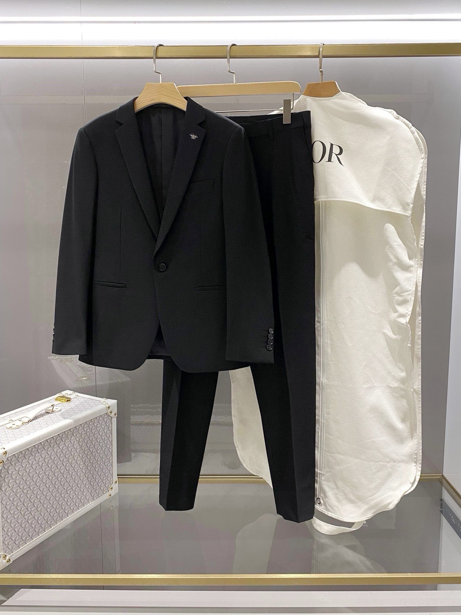 NO:914072,Dior Dijia 25 early spring new suit suit!  An evergreen tree in the trendy fashion industry, a must-have item in the wardrobes of business and travel elites, men's formal wear, the brand's classic logo mark is super generous, and it is a classic style that will be released every quarter!  The style is really great when worn, a strong benefit!  Neat and ergonomic tailoring, the upper body is tall and handsome, comfortable and slim, and the gentleman's demeanor can be seen at a glance. Selected suit fabrics, 20 wool, 18 viscose fiber, 58 polyester fiber, 4 spandex, feel soft and delicate, with good gloss and elasticity. The silhouette and waist cutting add more comfort to the clothes of sportsmen, making them look slim but handsome!  It is used to make high-end professional attire and business formal suits, and is world-famous for its classic and solemn design style. The suit production process requires high requirements and is time-consuming. It is a high-end business casual suit that can be worn in all seasons!  The fabric is smooth, feels smooth, plump and waxy, and has a crisp appearance. High-quality sheep wool is selected, and the quality of the material is solid and practical.  About the details: modern tailoring of high-end suits, the integration of traditional tailoring art and modern production technology, using fully imported automatic cutting pieces, with almost zero error in each piece of fabric, and then hand-stitched by top tailors to ensure the fit and beauty of every part. The front body has two darts, based on ergonomic principles, it is slim but not tight. The elasticity on both sides of the waistband of the suit is adjustable!  The classic lapel design, the style is classic and not old-fashioned, simple and elegant. The lining is purely hand-made with tribute stitches, insisting on hand-sewn crafts, all made by master craftsmen according to the labor-hour quotation per meter, time-consuming and labor-intensive. Every stitch is rigorous and sophisticated, no matter the front or back, there is no flaw.  Edges and stitching. Hand-made sleeves, hand-buttoned buttons, hand-calibrated, hand-made stitching, etc. can be seen everywhere. It is delicate and smooth and can effectively reduce static electricity in autumn and winter. It has a high-quality feel both inside and outside. It is worth buying for any man and can support your face in various formal occasions!  Warm reminder: Suits are not sold separately, and sizes cannot be adjusted separately. Color Gray Black [Sizes] 46~56 Tops 46 size bust 94-shoulder width 42-sleeve length 62-dress length 69 48 size bust 98-shoulder width 43-sleeve length 63-dress length 70 50 size bust 102-shoulder width 44-sleeve length 64-dress length 71  Size 52 bust 106-shoulder width 45-sleeve length 65-shirt length 72 size 54 bust 110-shoulder width 46-sleeve length 66-shirt length 73 bottoms size 46 waist 80-hip 102-pant length 110 size 48 waist 82-hip 106-pant length 110 size 50 waist 84-hip 110-pant length 111  Size 52, waist 86-hip 114, pants length 111. Size 54, waist 88-hip 118, pants length 112,,dior,dior,business suit,19860909Dior迪家 25早春季新款套装西装西服！潮流时尚界的长青树,商旅精英衣橱必备臻品,男士正装穿搭,品牌经典Logo标记超级大方,每季度都会出的经典款！穿上版型真的很棒,强烈安利！ 利落而符合人体学的裁剪,上身挺拔帅气,舒适修身,绅士风度一览无遗,精选西服面料,20羊毛,18粘纤,58聚酯纤维,4氨纶手感柔软而细腻,光泽和弹性较好,廓型感和收腰裁剪,为型男们的着装平添更多舒适度,显瘦而不失帅气！ 用于制作高端职业装和商务正装套装,以经典庄重的设计风格闻名世界.西装制作工艺要求高,费时长,四季可穿的高级商务休闲西服套装！ 面料平整,手感爽滑丰满滑糯,外观挺括,甄选篙品质绵羊毛原料,扎扎实实用料品质看得见. 关于细节高端西服现代感裁剪,传统裁剪艺术与现代化制作工艺融合,采用全进口自动剪裁裁片,每一片布料几乎零误差,再由顶级裁缝师手工缝合,保证每一处的服帖与美感,前身两道收省,根据人体功效学原理,修身但不紧身.西裤腰两侧松紧可调节！ 经典驳领设计,款式经典不守旧,简洁大方.里布纯手工贡针走线,坚持手缝工艺品,均出自老师傅之手按照每米工时报价耗时耗力每一针都是严谨精良,无论正面反面都无任何毛边和针脚.手工上袖,手工钉扣,手工定标,随处可见手工的走线等等,细腻爽滑有效降低秋冬静电,表里如一的高笈感.值得任何一位男士入手,各种正式场合都能撑起你的面子！ 温馨提示西装不单卖,不单独分开调整尺码 颜色灰色 黑色【尺码】46～56 上装 46码胸围94-肩宽42-袖长62-衣长69 48码胸围98-肩宽43-袖长63-衣长70 50码胸围102-肩宽44-袖长64-衣长71 52码胸围106-肩宽45-袖长65-衣长72 54码胸围110-肩宽46-袖长66-衣长73 下装 46码腰围80-臀围102-裤长110 48码腰围82-臀围106-裤长110 50码腰围84-臀围110-裤长111 52码腰围86-臀围114-裤长111 54码腰围88-臀围118-裤长112,,dior,dior,business suit,,Men's clothing