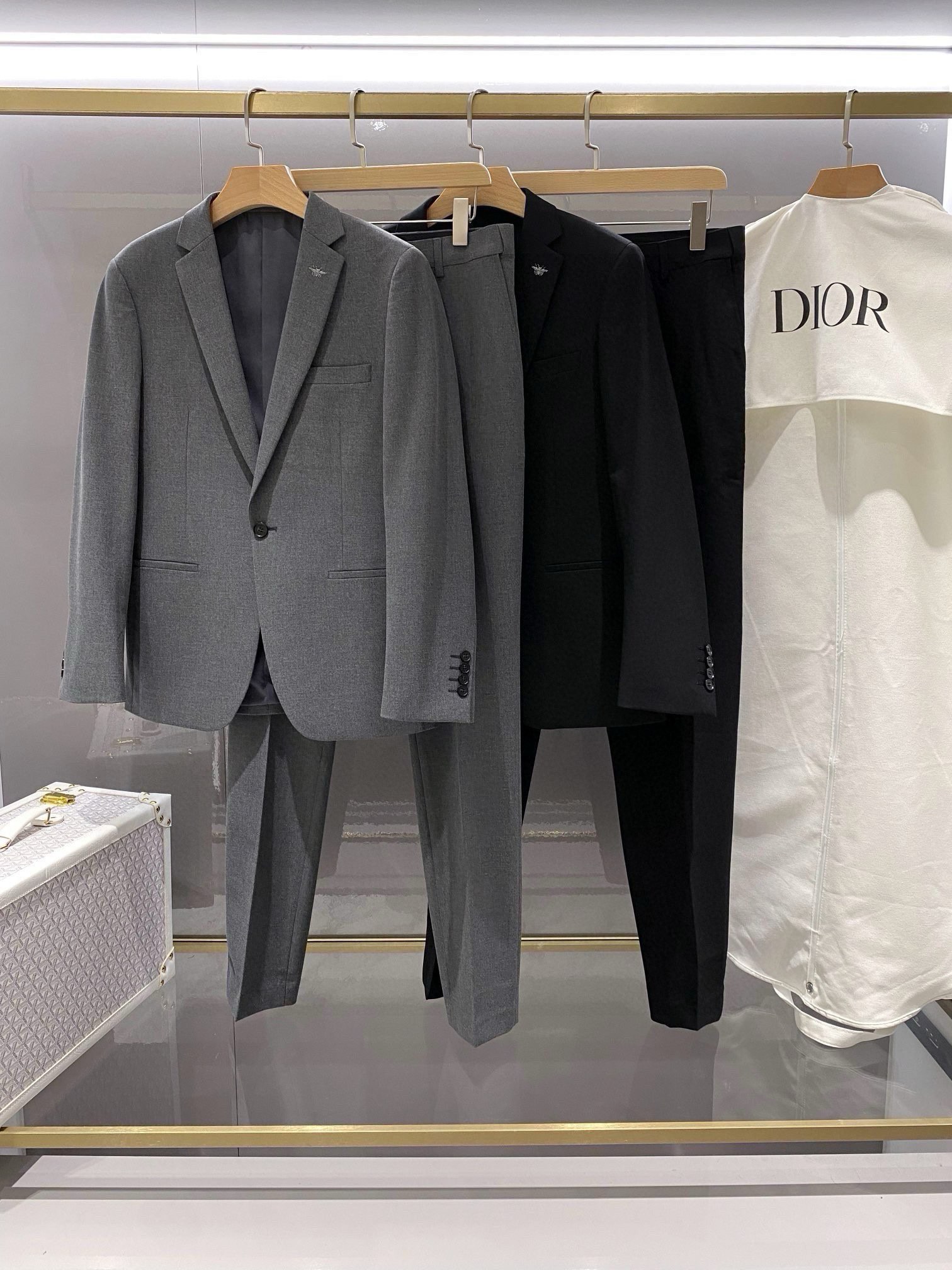NO:871047,Dior Dijia 25 early spring new suit suit!  An evergreen tree in the trendy fashion industry, a must-have item in the wardrobes of business and travel elites, men's formal wear, the brand's classic logo mark is super generous, and it is a classic style that will be released every quarter!  The style is really great when worn, a strong benefit!  Neat and ergonomic tailoring, the upper body is tall and handsome, comfortable and slim, and the gentleman's demeanor can be seen at a glance. Selected suit fabrics, 20 wool, 18 viscose fiber, 58 polyester fiber, 4 spandex, feel soft and delicate, with good gloss and elasticity. The silhouette and waist cutting add more comfort to the clothes of sportsmen, making them look slim but handsome!  It is used to make high-end professional attire and business formal suits, and is world-famous for its classic and solemn design style. The suit production process requires high requirements and is time-consuming. It is a high-end business casual suit that can be worn in all seasons!  The fabric is smooth, feels smooth, plump and waxy, and has a crisp appearance. High-quality sheep wool is selected, and the quality of the material is solid and practical.  About the details: modern tailoring of high-end suits, the integration of traditional tailoring art and modern production technology, using fully imported automatic cutting pieces, with almost zero error in each piece of fabric, and then hand-stitched by top tailors to ensure the fit and beauty of every part. The front body has two darts, based on ergonomic principles, it is slim but not tight. The elasticity on both sides of the waistband of the suit is adjustable!  The classic lapel design, the style is classic and not old-fashioned, simple and elegant. The lining is purely hand-made with tribute stitches, insisting on hand-sewn crafts, all made by master craftsmen according to the labor-hour quotation per meter, time-consuming and labor-intensive. Every stitch is rigorous and sophisticated, no matter the front or back, there is no flaw.  Edges and stitching. Hand-made sleeves, hand-buttoned buttons, hand-calibrated, hand-made stitching, etc. can be seen everywhere. It is delicate and smooth and can effectively reduce static electricity in autumn and winter. It has a high-quality feel both inside and outside. It is worth buying for any man and can support your face in various formal occasions!  Warm reminder: Suits are not sold separately, and sizes cannot be adjusted separately. Color Gray Black [Sizes] 46~56 Tops 46 size bust 94-shoulder width 42-sleeve length 62-dress length 69 48 size bust 98-shoulder width 43-sleeve length 63-dress length 70 50 size bust 102-shoulder width 44-sleeve length 64-dress length 71  Size 52 bust 106-shoulder width 45-sleeve length 65-shirt length 72 size 54 bust 110-shoulder width 46-sleeve length 66-shirt length 73 bottoms size 46 waist 80-hip 102-pant length 110 size 48 waist 82-hip 106-pant length 110 size 50 waist 84-hip 110-pant length 111  Size 52, waist 86-hip 114, pants length 111. Size 54, waist 88-hip 118, pants length 112,,dior,dior,business suit,19860909Dior迪家 25早春季新款套装西装西服！潮流时尚界的长青树,商旅精英衣橱必备臻品,男士正装穿搭,品牌经典Logo标记超级大方,每季度都会出的经典款！穿上版型真的很棒,强烈安利！ 利落而符合人体学的裁剪,上身挺拔帅气,舒适修身,绅士风度一览无遗,精选西服面料,20羊毛,18粘纤,58聚酯纤维,4氨纶手感柔软而细腻,光泽和弹性较好,廓型感和收腰裁剪,为型男们的着装平添更多舒适度,显瘦而不失帅气！ 用于制作高端职业装和商务正装套装,以经典庄重的设计风格闻名世界.西装制作工艺要求高,费时长,四季可穿的高级商务休闲西服套装！ 面料平整,手感爽滑丰满滑糯,外观挺括,甄选篙品质绵羊毛原料,扎扎实实用料品质看得见. 关于细节高端西服现代感裁剪,传统裁剪艺术与现代化制作工艺融合,采用全进口自动剪裁裁片,每一片布料几乎零误差,再由顶级裁缝师手工缝合,保证每一处的服帖与美感,前身两道收省,根据人体功效学原理,修身但不紧身.西裤腰两侧松紧可调节！ 经典驳领设计,款式经典不守旧,简洁大方.里布纯手工贡针走线,坚持手缝工艺品,均出自老师傅之手按照每米工时报价耗时耗力每一针都是严谨精良,无论正面反面都无任何毛边和针脚.手工上袖,手工钉扣,手工定标,随处可见手工的走线等等,细腻爽滑有效降低秋冬静电,表里如一的高笈感.值得任何一位男士入手,各种正式场合都能撑起你的面子！ 温馨提示西装不单卖,不单独分开调整尺码 颜色灰色 黑色【尺码】46～56 上装 46码胸围94-肩宽42-袖长62-衣长69 48码胸围98-肩宽43-袖长63-衣长70 50码胸围102-肩宽44-袖长64-衣长71 52码胸围106-肩宽45-袖长65-衣长72 54码胸围110-肩宽46-袖长66-衣长73 下装 46码腰围80-臀围102-裤长110 48码腰围82-臀围106-裤长110 50码腰围84-臀围110-裤长111 52码腰围86-臀围114-裤长111 54码腰围88-臀围118-裤长112,,dior,dior,business suit,,Men's clothing