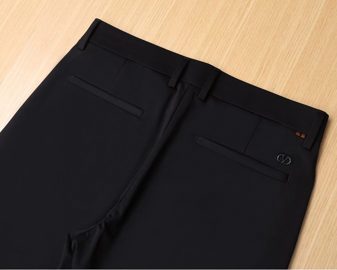Valentino Asia Fair 2025: High-End Tailoring, Small-Legged Pants, Hardware Details, Cotton Fabric. - 图片 6