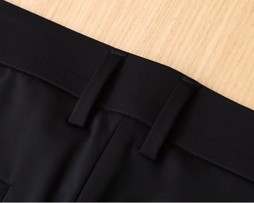 Valentino Asia Fair 2025: High-End Tailoring, Small-Legged Pants, Hardware Details, Cotton Fabric. - 图片 5