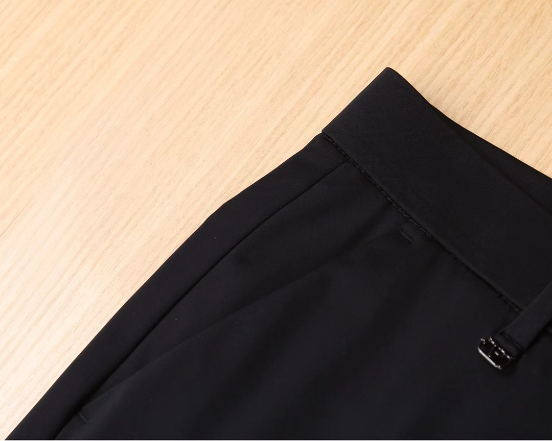 Valentino Asia Fair 2025: High-End Tailoring, Small-Legged Pants, Hardware Details, Cotton Fabric. - 图片 7