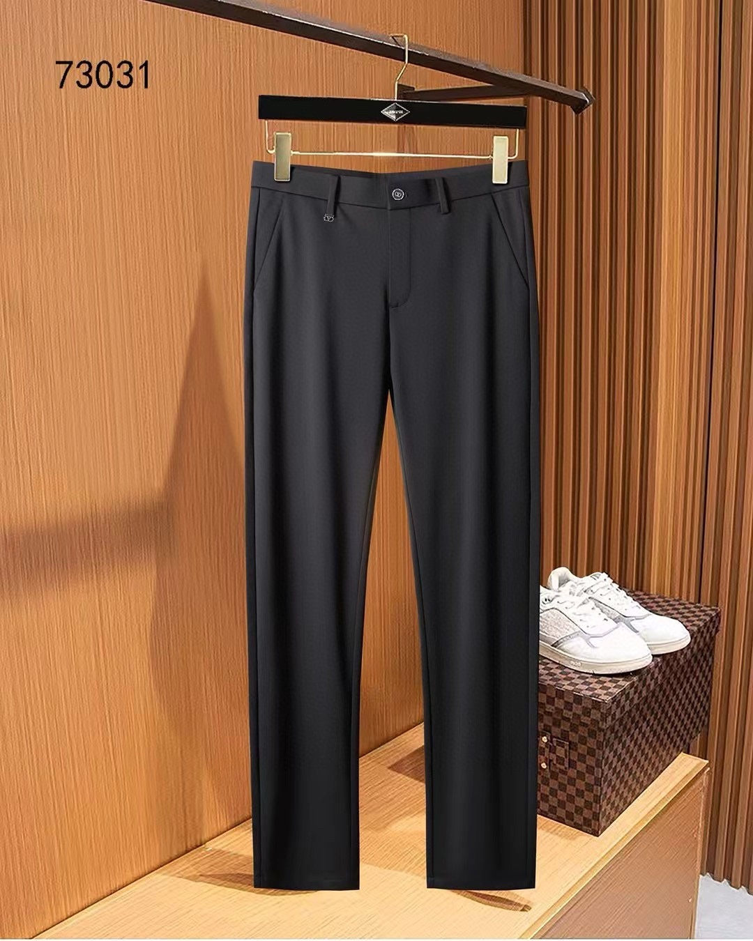 Valentino Asia Fair 2025: High-End Tailoring, Small-Legged Pants, Hardware Details, Cotton Fabric.