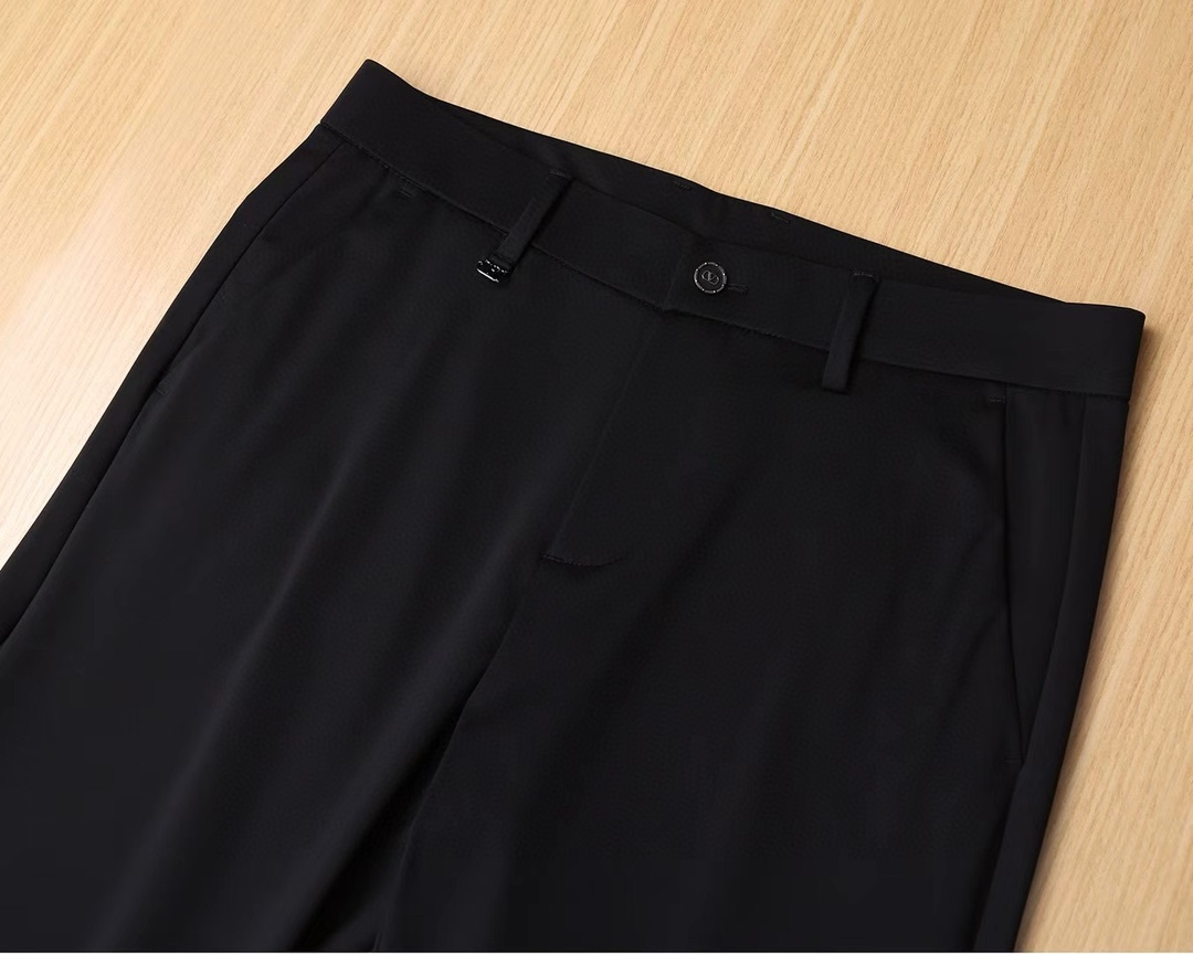 Valentino Asia Fair 2025: High-End Tailoring, Small-Legged Pants, Hardware Details, Cotton Fabric. - 图片 3