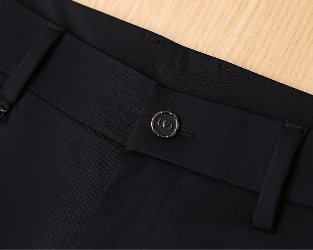 Valentino Asia Fair 2025: High-End Tailoring, Small-Legged Pants, Hardware Details, Cotton Fabric. - 图片 8