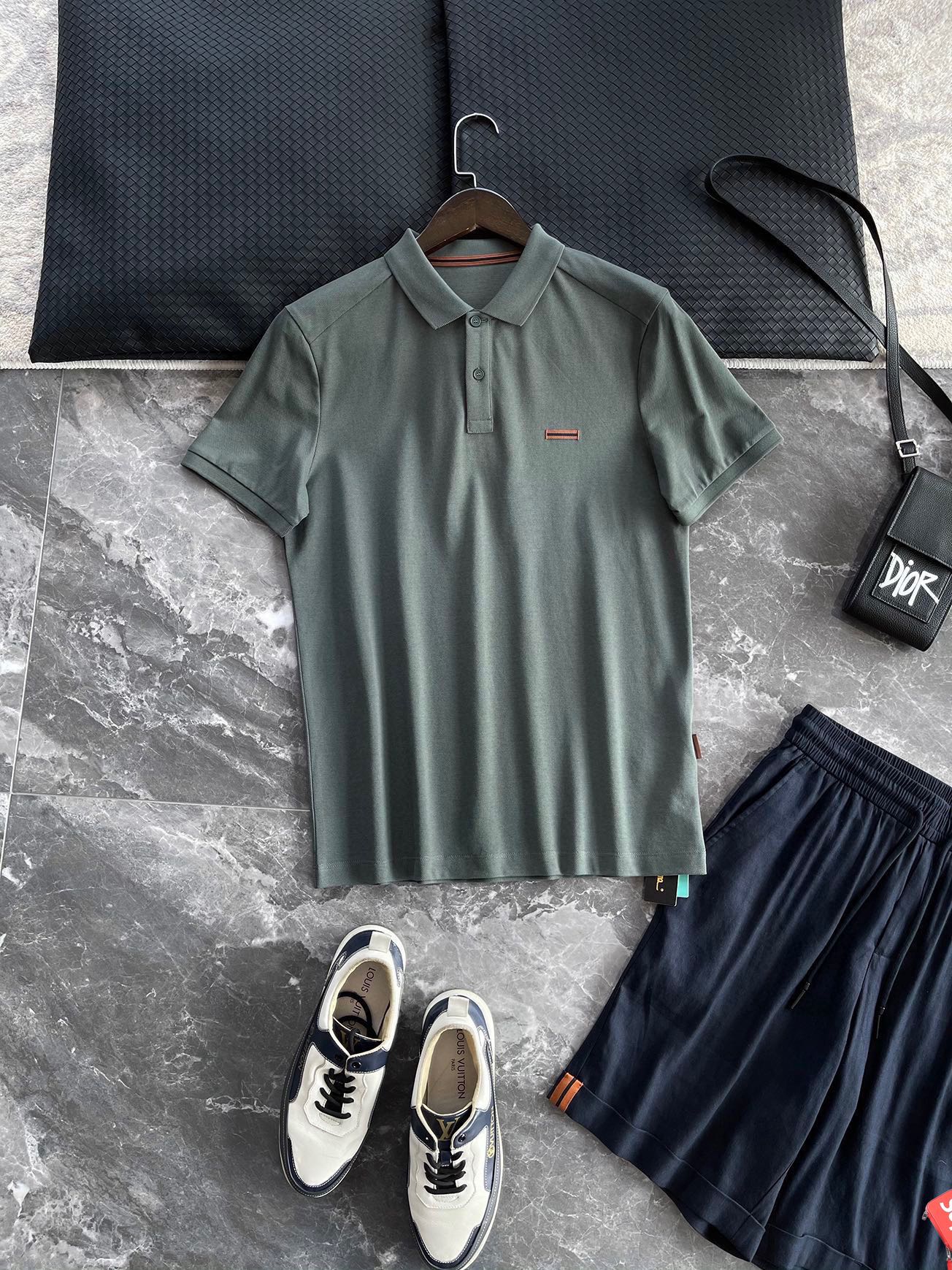 NO:645284,Zegna high-end recommendation 2025 spring and summer counter synchronized Polo shirt lapel T-shirt SUPIMA cotton  Liquid ammonia finishing mercerization process. This fabric is SUPIMA cotton imported from the United States. SUPIMA has the reputation of cashmere cotton. If you want to know more about it, you can search on Baidu: SUPIMA. Enter SUPIMA Baidu to learn more. Each piece comes with a SUPIMA Association certification tag (formal authorized channel). The finishing process of this fabric is advanced liquid ammonia treatment. A liquid ammonia finishing machine costs up to 50 million, and the threshold is quite high!  Only a handful of first-tier groups in China have liquid ammonia finishing machines. 1. Fabrics treated with liquid ammonia will feel smoother, because liquid ammonia has strong corrosive properties and can burn away the hair balls on the surface of the fabric! 2. The fiber toughness of the fabric treated with liquid ammonia is improved.  A substantial improvement can effectively improve the wear resistance of the fabric and improve the wearing life! 3. The overall fiber structure of the fabric treated with liquid ammonia changes, and the anti-wrinkle performance is also improved, so that the fabric that originally wrinkled easily will not wrinkle now! A must-have item for high-end men!  Size M-4XL 178 140 catties wears L, maximum wears 200 catties, tees, t-shirt, alexander wang19860909Zegna杰妮亚 高端推荐2025春夏专柜同步Polo衫翻领T恤 SUPIMA棉 液氨后整丝光处理工艺.此款面料为美国进口SUPIMA棉.SUPIMA有着羊绒棉的美誉,想进一步了解的亲可以百度搜索:SUPIMA.进入SUPIMA百度科了解.每一件都带有SUPIMA协会认证吊牌（正规授权渠道）.这款面料的后整工艺为先进的液氨处理.一台液氨面料后整机器就高达5000万,门槛相当高！国内只有屈指可数的几个一线集团才拥有液氨后整机.1.经过液态氨处理的面料手感会更加顺滑,因为液态氨具有很强的腐蚀性能,可以使面料表面的毛球灼烧掉!2.经过液态氨处理面料纤维韧性得到大幅度提升,可以有效提升面料的耐磨性能,使穿着寿命得到提升!3.经过液态氨处理的面料,纤维整体结构发生变,抗皱性能也得到提升,使原来很容易变皱的面料现在不会变皱!高端男士必备单品！尺码 M-4XL 178 140斤穿L 最大穿200斤,,tees，t-shirt,alexander wang,Men's clothing