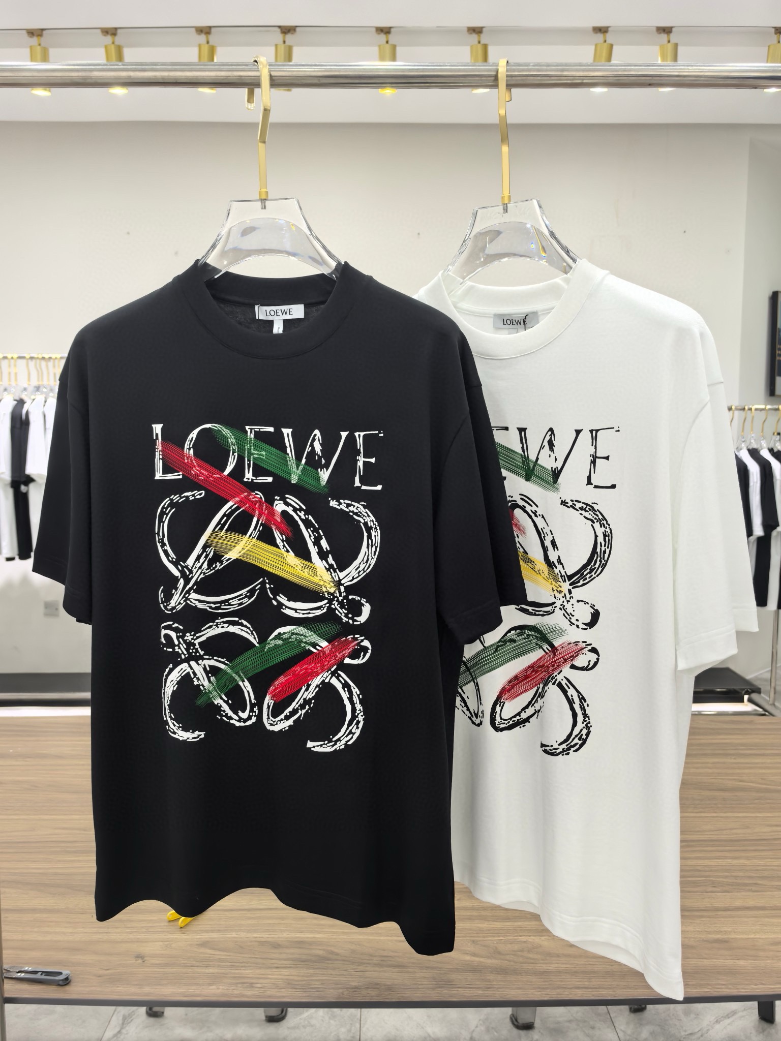 NO:410138,Loewe's new spring and summer first-time counter latest short-sleeved round-neck T-shirt, high-end customization, avant-garde and fashionable design!  Brand logo heavy craft design, high-end customized mercerated cloud cotton fabric, soft feel, comfortable to wear, exquisite counter-level car line, fine workmanship, invincible and handsome upper body effect!  A must-have item for handsome men!  Color black white Number M-3XL Micro-wide version 178 catties wear L Maximum wear 210 catties,loewe,loewe,T-shirt,tees,t-shirt,alexander wang19860909Loewe罗意威 春夏新款首发专柜最新款短袖圆领T恤 高端订制 设计前卫时尚！品牌logo重工艺设计 高端定制丝光云朵棉面料.手感柔软.穿着舒适.专柜级别精致车线.做工精细.上身效果无敌帅气！型男必备单品！ 颜色黑色 白色 码数M-3XL 微阔版型 178 斤穿L 最大穿210斤,,loewe,loewe,T-shirt,tees，t-shirt,alexander wang,Men's clothing