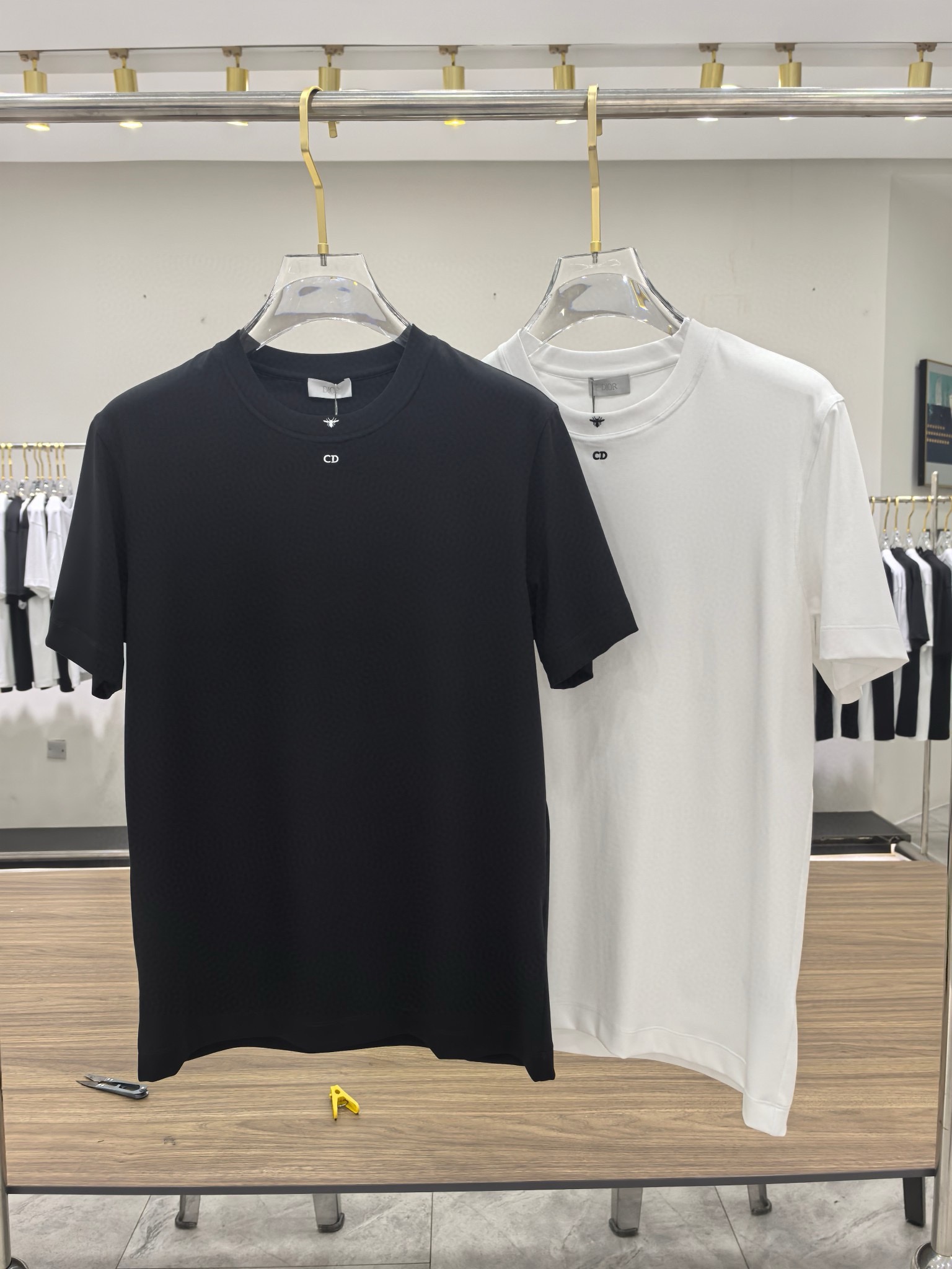 NO:410145,Dior's new spring and summer first-time counter latest short-sleeved round-neck T-shirt, high-end customization, avant-garde and fashionable design!  Brand logo heavy craft design, high-end customized mercerated cloud cotton fabric, soft feel, comfortable to wear, exquisite counter-level car line, fine workmanship, invincible and handsome upper body effect!  A must-have item for handsome men!  Color black white Number M-3XL Normal version 178 145 catties wear L Maximum wear 200 catties,dior,dior,T-shirt,tees,t-shirt,alexander wang19860909Dior迪家 春夏新款首发专柜最新款短袖圆领T恤 高端订制 设计前卫时尚！品牌logo重工艺设计 高端定制丝光云朵棉面料.手感柔软.穿着舒适.专柜级别精致车线.做工精细.上身效果无敌帅气！型男必备单品！ 颜色黑色 白色 码数M-3XL 正常版型 178 145斤穿L 最大穿200斤,,dior,dior,T-shirt,tees，t-shirt,alexander wang,Men's clothing