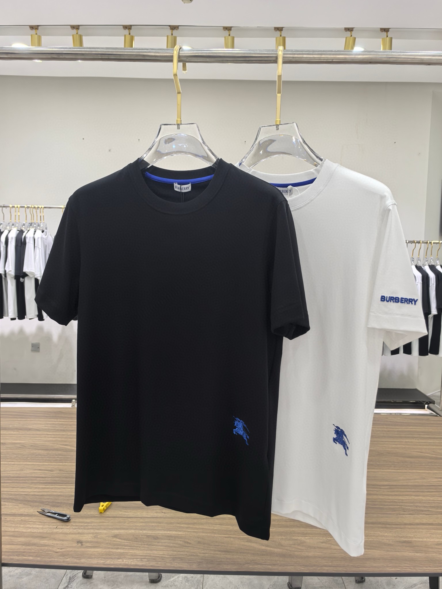 NO:410152,BBR B Home New Spring and Summer First-Open Counter Latest Short-sleeved Round Neck T-shirt High-end Customized Design Avant-garde and fashionable!  Brand logo heavy craft design, high-end customized mercerated cloud cotton fabric, soft feel, comfortable to wear, exquisite counter-level car line, fine workmanship, invincible and handsome upper body effect!  A must-have item for handsome men!  Color black white Number M-3XL Normal version 178 145 catties wear L Maximum wear 200 catties, T-shirt,tees, t-shirt,alexander wang19860909BBR B家 春夏新款首发专柜最新款短袖圆领T恤 高端订制 设计前卫时尚！品牌logo重工艺设计 高端定制丝光云朵棉面料.手感柔软.穿着舒适.专柜级别精致车线.做工精细.上身效果无敌帅气！型男必备单品！ 颜色黑色 白色 码数M-3XL 正常版型 178 145斤穿L 最大穿200斤,,T-shirt,tees，t-shirt,alexander wang,Men's clothing