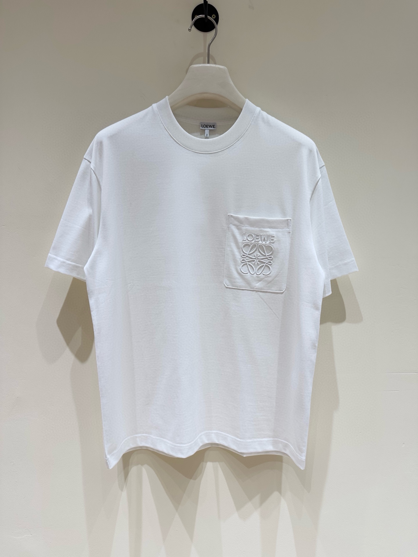 NO:160418,Loewe 2025 spring and summer new style first-time counter latest short-sleeved round-neck T-shirt, high-end customization, avant-garde and fashionable design!  Brand logo heavy craft design, high-end customized mercerated cloud cotton fabric, soft feel, comfortable to wear, exquisite counter-level car line, fine workmanship, invincible and handsome upper body effect!  A must-have item for handsome men!  Color black white Number M-3XL Micro-wide version 178 155 catties wear L Maximum wear 210 catties, loewe, loewe, T-shirt, tees, t-shirt, alexander wang19860909Loewe罗意威 2025春夏新款首发专柜最新款短袖圆领T恤 高端订制 设计前卫时尚！品牌logo重工艺设计 高端定制丝光云朵棉面料.手感柔软.穿着舒适.专柜级别精致车线.做工精细.上身效果无敌帅气！型男必备单品！ 颜色黑色 白色 码数M-3XL 微阔版型 178 155斤穿L 最大穿210斤,,loewe,loewe,T-shirt,tees，t-shirt,alexander wang,Men's clothing