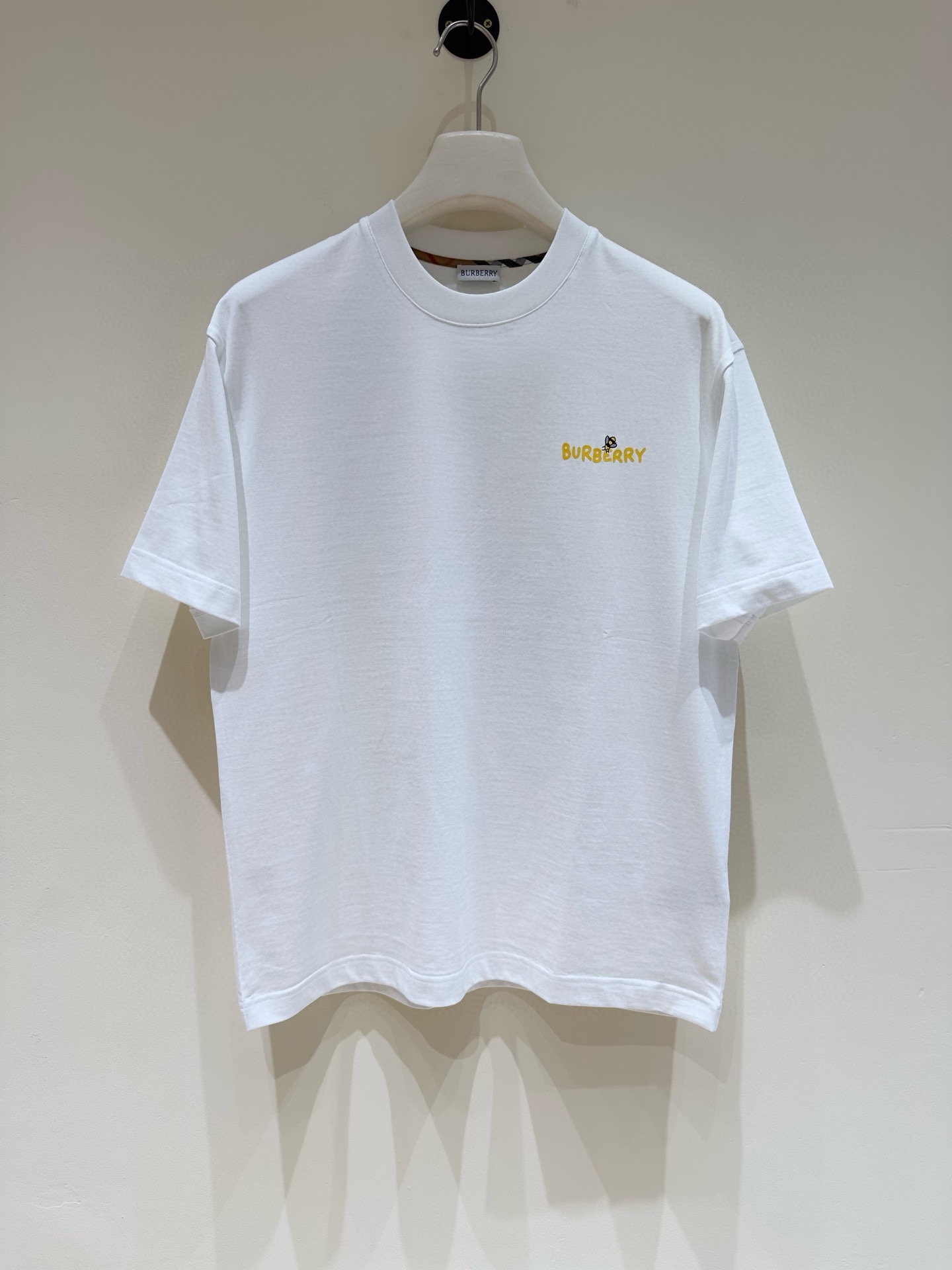 NO:160421,BBR B Home 2025 spring and summer new first-time counter latest short-sleeved round-neck T-shirt, high-end customization, avant-garde and fashionable design!  Brand logo heavy craft design, high-end customized mercerated cloud cotton fabric, soft feel, comfortable to wear, exquisite counter-level car line, fine workmanship, invincible and handsome upper body effect!  A must-have item for handsome men!  Color black white Number M-3XL Micro-wide version 178 155 catties wear L Maximum wear 210 catties, T-shirt,tees, t-shirt,alexander wang19860909BBR B家 2025春夏新款首发专柜最新款短袖圆领T恤 高端订制 设计前卫时尚！品牌logo重工艺设计 高端定制丝光云朵棉面料.手感柔软.穿着舒适.专柜级别精致车线.做工精细.上身效果无敌帅气！型男必备单品！ 颜色黑色 白色 码数M-3XL 微阔版型 178 155斤穿L 最大穿210斤,,T-shirt,tees，t-shirt,alexander wang,Men's clothing