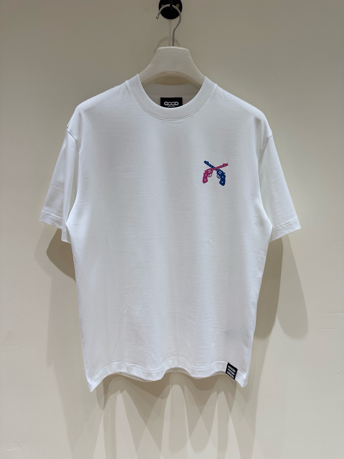 NO:160424,GOOD 2025 spring and summer new style first-time counter latest short-sleeved round-neck T-shirt, high-end customization, avant-garde and fashionable design!  Brand logo heavy craft design, high-end customized mercerated cloud cotton fabric, soft feel, comfortable to wear, exquisite counter-level car line, fine workmanship, invincible and handsome upper body effect!  A must-have item for handsome men!  Color black white Number M-3XL Micro-wide version 178 155 catties wear L Maximum wear 210 catties, T-shirt,tees, t-shirt,alexander wang19860909GOOD 2025春夏新款首发专柜最新款短袖圆领T恤 高端订制 设计前卫时尚！品牌logo重工艺设计 高端定制丝光云朵棉面料.手感柔软.穿着舒适.专柜级别精致车线.做工精细.上身效果无敌帅气！型男必备单品！ 颜色黑色 白色 码数M-3XL 微阔版型 178 155斤穿L 最大穿210斤,,T-shirt,tees，t-shirt,alexander wang,Men's clothing