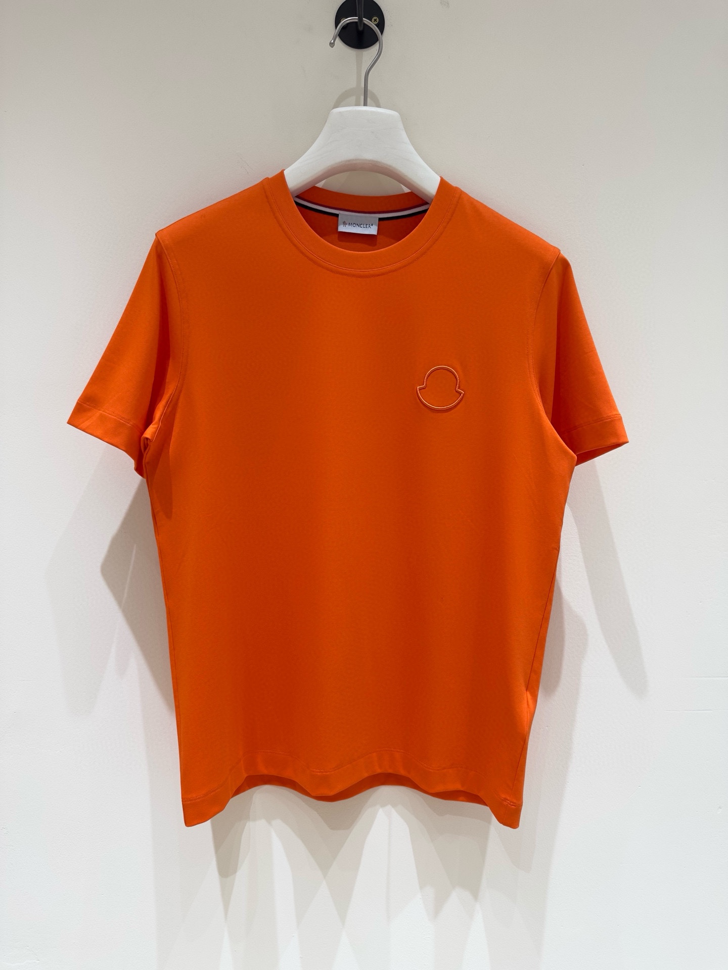 NO:159018,Mon masked new spring and summer new style first-time counter latest short-sleeved round-neck T-shirt, high-end customization, avant-garde and fashionable design!  Brand logo heavy craft design, high-end customized mercerated cloud cotton fabric, soft feel, comfortable to wear, exquisite counter-level car line, fine workmanship, invincible and handsome upper body effect!  A must-have item for handsome men!  Color black white Number of code M-3XL Normal version 178 145 catties wear L Maximum wear 200 catties, Moncler, T-shirt,tees, t-shirt,alexander wang19860909Mon蒙口 春夏新款首发专柜最新款短袖圆领T恤 高端订制 设计前卫时尚！品牌logo重工艺设计 高端定制丝光云朵棉面料.手感柔软.穿着舒适.专柜级别精致车线.做工精细.上身效果无敌帅气！型男必备单品！ 颜色黑色 白色 码数M-3XL 正常版型 178 145斤穿L 最大穿200斤,,Moncler,T-shirt,tees，t-shirt,alexander wang,Men's clothing