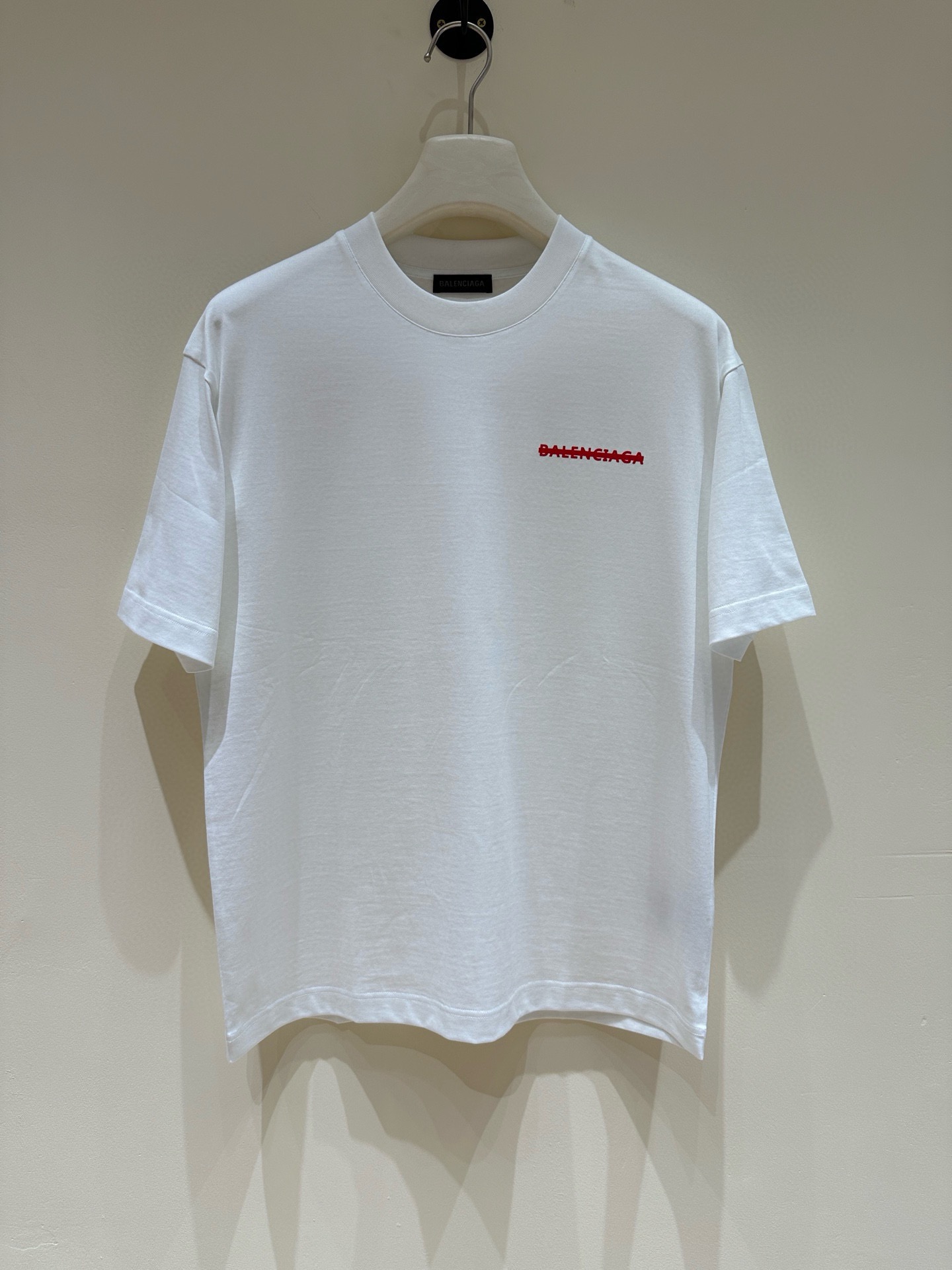 NO:160427,Bga Balenciaga 2025 spring and summer new first-time counter latest short-sleeved round-neck T-shirt, high-end customization, avant-garde and fashionable design!  Brand logo heavy craft design, high-end customized mercerated cloud cotton fabric, soft feel, comfortable to wear, exquisite counter-level car line, fine workmanship, invincible and handsome upper body effect!  A must-have item for handsome men!  Color black white Number M-3XL Micro-wide version 178 155 catties wear L Maximum wear 210 catties, balenciaga, T-shirt,tees, t-shirt,alexander wang19860909Bga巴黎世家 2025春夏新款首发专柜最新款短袖圆领T恤 高端订制 设计前卫时尚！品牌logo重工艺设计 高端定制丝光云朵棉面料.手感柔软.穿着舒适.专柜级别精致车线.做工精细.上身效果无敌帅气！型男必备单品！ 颜色黑色 白色 码数M-3XL 微阔版型 178 155斤穿L 最大穿210斤,,balenciaga,T-shirt,tees，t-shirt,alexander wang,Men's clothing