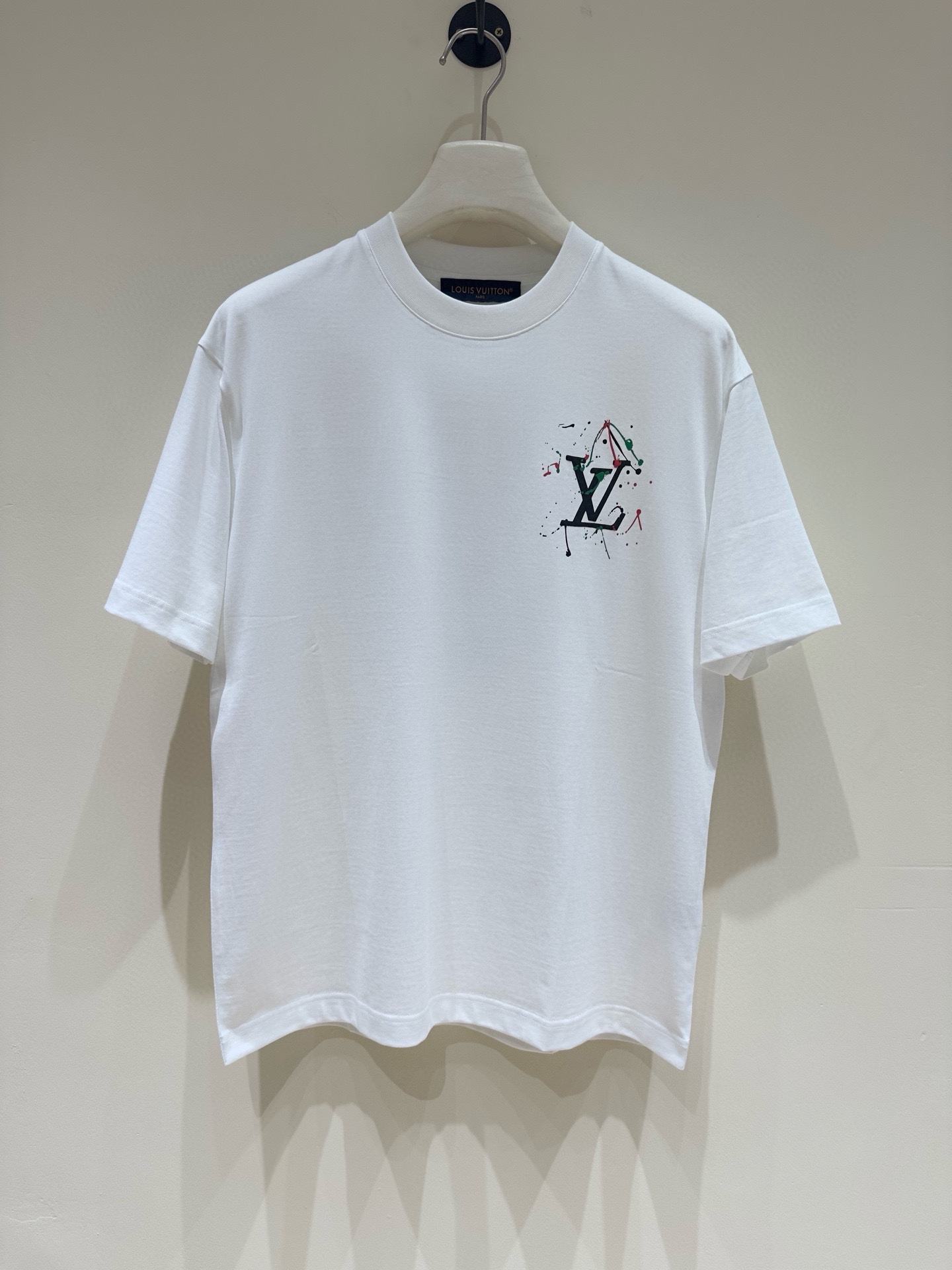 NO:160430,LV Donkey Home 2025 spring and summer new first-time counter latest short-sleeved round-neck T-shirt, high-end customization, avant-garde and fashionable design!  Brand logo heavy craft design, high-end customized mercerated cloud cotton fabric, soft feel, comfortable to wear, exquisite counter-level car line, fine workmanship, invincible and handsome upper body effect!  A must-have item for handsome men!  Color black white Number M-3XL Micro-wide version 178 155 catties wear L Maximum wear 210 catties, louis vuitton, louis vuitton, louis vuitton, T-shirt,tees, t-shirt,alexander wang19860909LV驴家 2025春夏新款首发专柜最新款短袖圆领T恤 高端订制 设计前卫时尚！品牌logo重工艺设计 高端定制丝光云朵棉面料.手感柔软.穿着舒适.专柜级别精致车线.做工精细.上身效果无敌帅气！型男必备单品！ 颜色黑色 白色 码数M-3XL 微阔版型 178 155斤穿L 最大穿210斤,,louis vuitton,louis vuitton,louis vuitton,T-shirt,tees，t-shirt,alexander wang,Men's clothing