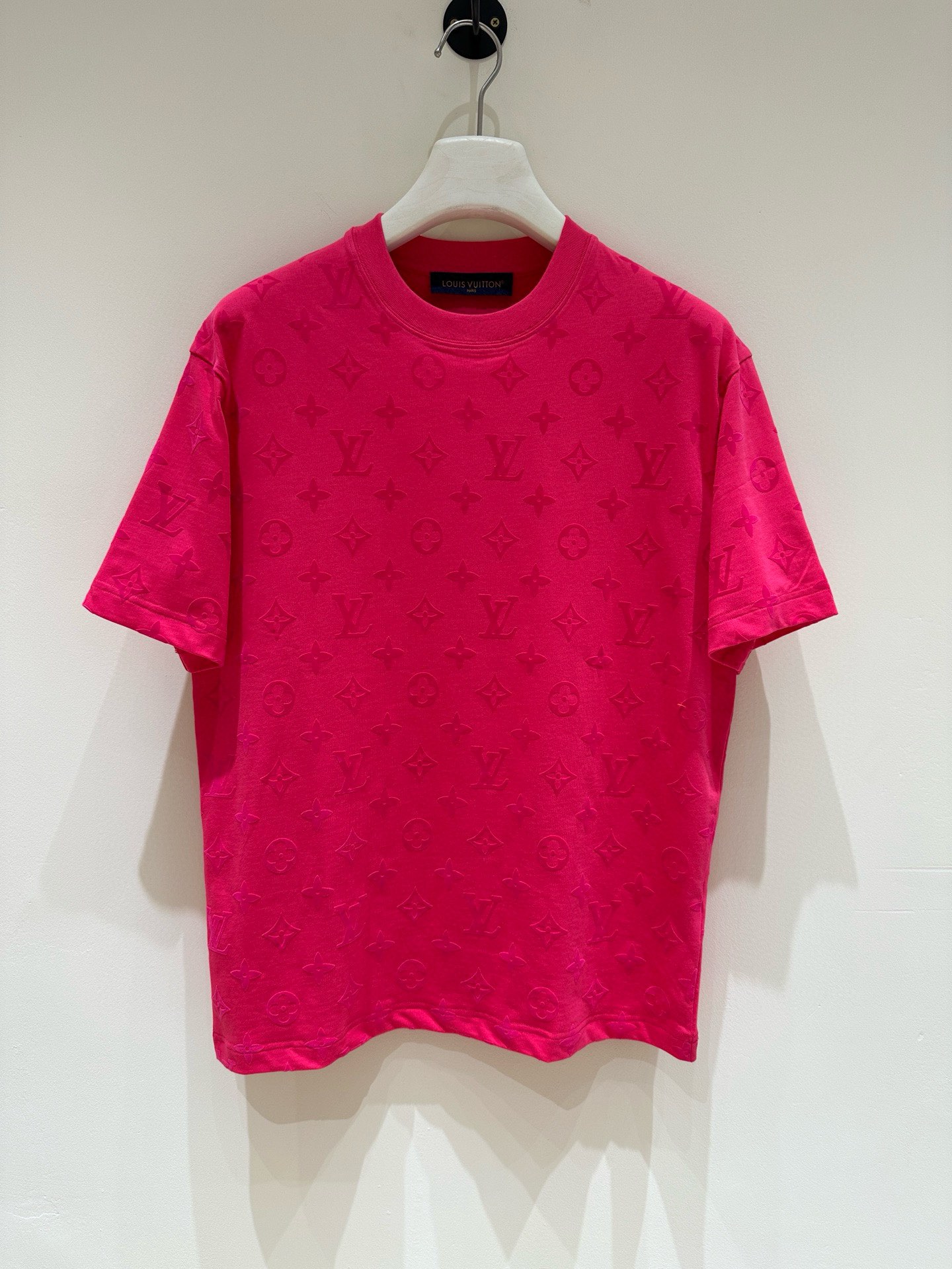 NO:159019,LV Donkey Home Spring and Summer New First-Open Counter Latest Short-sleeved Round Neck T-shirt High-end Customized Design Avant-garde and Fashionable!  Brand logo heavy craft design, high-end customized mercerated cloud cotton fabric, soft feel, comfortable to wear, exquisite counter-level car line, fine workmanship, invincible and handsome upper body effect!  A must-have item for handsome men!  Color black white Number M-3XL Micro-wide version 178 155 catties wear L Maximum wear 210 catties, louis vuitton, louis vuitton, louis vuitton, T-shirt,tees, t-shirt,alexander wang19860909LV驴家 春夏新款首发专柜最新款短袖圆领T恤 高端订制 设计前卫时尚！品牌logo重工艺设计 高端定制丝光云朵棉面料.手感柔软.穿着舒适.专柜级别精致车线.做工精细.上身效果无敌帅气！型男必备单品！ 颜色黑色 白色 码数M-3XL 微阔版型 178 155斤穿L 最大穿210斤,,louis vuitton,louis vuitton,louis vuitton,T-shirt,tees，t-shirt,alexander wang,Men's clothing