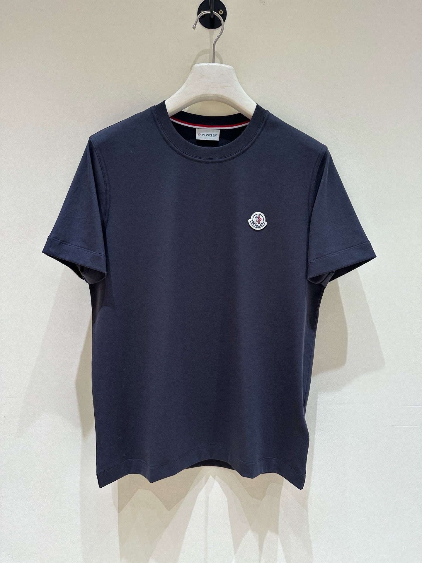 NO:159015,Mon masked new spring and summer new style first-time counter latest short-sleeved round-neck T-shirt, high-end customization, avant-garde and fashionable design!  Brand logo heavy craft design, high-end customized mercerated cloud cotton fabric, soft feel, comfortable to wear, exquisite counter-level car line, fine workmanship, invincible and handsome upper body effect!  A must-have item for handsome men!  Color black white Number of code M-3XL Normal version 178 145 catties wear L Maximum wear 200 catties, Moncler, T-shirt,tees, t-shirt,alexander wang19860909Mon蒙口 春夏新款首发专柜最新款短袖圆领T恤 高端订制 设计前卫时尚！品牌logo重工艺设计 高端定制丝光云朵棉面料.手感柔软.穿着舒适.专柜级别精致车线.做工精细.上身效果无敌帅气！型男必备单品！ 颜色黑色 白色 码数M-3XL 正常版型 178 145斤穿L 最大穿200斤,,Moncler,T-shirt,tees，t-shirt,alexander wang,Men's clothing