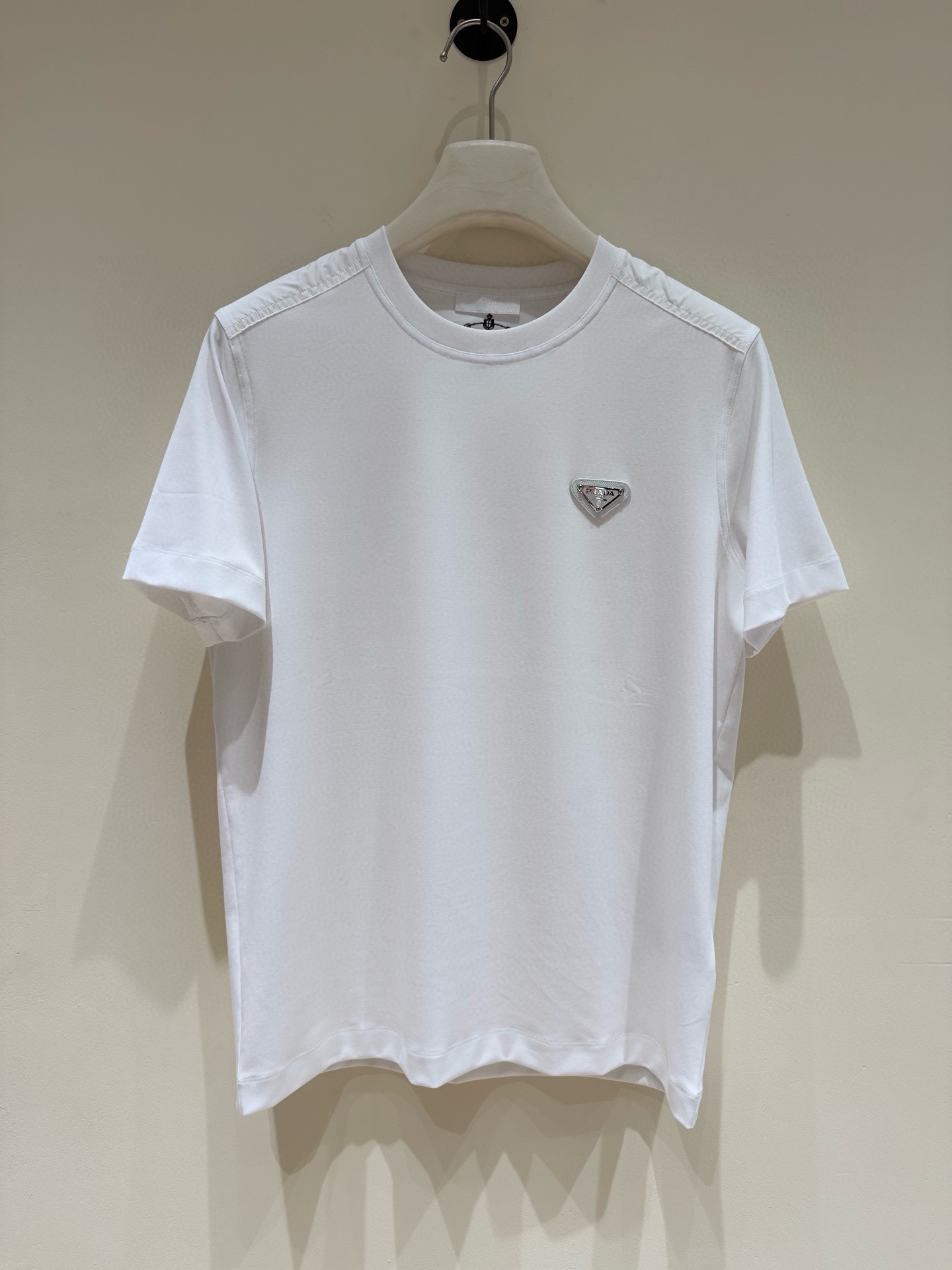 NO:160405,Prad Prada 2025 spring and summer new first-time counter latest short-sleeved round-neck T-shirt, high-end customization, avant-garde and fashionable design!  Brand logo heavy craft design, high-end customized mercerated cloud cotton fabric, soft feel, comfortable to wear, exquisite counter-level car line, fine workmanship, invincible and handsome upper body effect!  A must-have item for handsome men!  Color black white Number of code M-3XL Normal version 178 145 catties wear L Maximum wear 200 catties, prada, prada, T-shirt, tees, t-shirt, alexander wang19860909Prad普拉达 2025春夏新款首发专柜最新款短袖圆领T恤 高端订制 设计前卫时尚！品牌logo重工艺设计 高端定制丝光云朵棉面料.手感柔软.穿着舒适.专柜级别精致车线.做工精细.上身效果无敌帅气！型男必备单品！ 颜色黑色 白色 码数M-3XL 正常版型 178 145斤穿L 最大穿200斤,,prada,prada,T-shirt,tees，t-shirt,alexander wang,Men's clothing