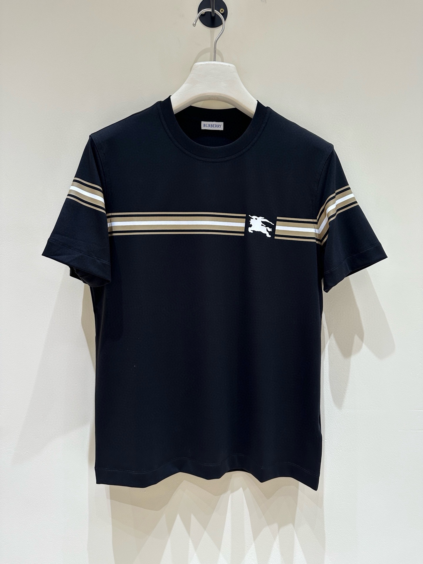 NO:159003,BBR B Home New Spring and Summer First-Open Counter Latest Short-sleeved Round Neck T-shirt High-end Customized Design Avant-garde and fashionable!  Brand logo heavy craft design, high-end customized mercerated cloud cotton fabric, soft feel, comfortable to wear, exquisite counter-level car line, fine workmanship, invincible and handsome upper body effect!  A must-have item for handsome men!  Color black white Number M-3XL Normal version 178 145 catties wear L Maximum wear 200 catties, T-shirt,tees, t-shirt,alexander wang19860909BBR B家 春夏新款首发专柜最新款短袖圆领T恤 高端订制 设计前卫时尚！品牌logo重工艺设计 高端定制丝光云朵棉面料.手感柔软.穿着舒适.专柜级别精致车线.做工精细.上身效果无敌帅气！型男必备单品！ 颜色黑色 白色 码数M-3XL 正常版型 178 145斤穿L 最大穿200斤,,T-shirt,tees，t-shirt,alexander wang,Men's clothing