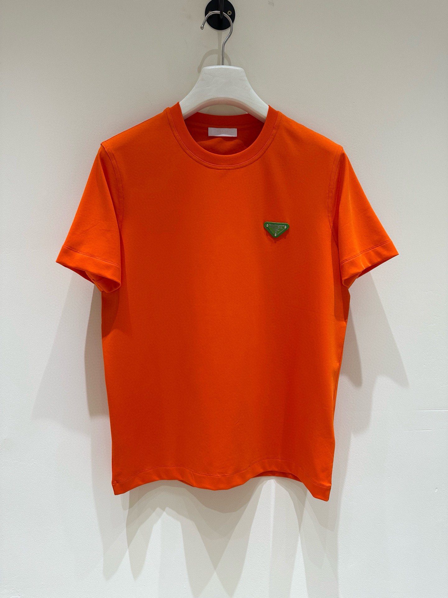 NO:159017,Prad Prada Spring and Summer New First-Open Counter Latest Short-sleeved Round Neck T-shirt High-end Customized Design Avant-garde and Fashionable!  Brand logo heavy craft design, high-end customized mercerated cloud cotton fabric, soft feel, comfortable to wear, exquisite counter-level car line, fine workmanship, invincible and handsome upper body effect!  A must-have item for handsome men!  Color black white Number of code M-3XL Normal version 178 145 catties wear L Maximum wear 200 catties, prada, prada, T-shirt, tees, t-shirt, alexander wang19860909Prad普拉达 春夏新款首发专柜最新款短袖圆领T恤 高端订制 设计前卫时尚！品牌logo重工艺设计 高端定制丝光云朵棉面料.手感柔软.穿着舒适.专柜级别精致车线.做工精细.上身效果无敌帅气！型男必备单品！ 颜色黑色 白色 码数M-3XL 正常版型 178 145斤穿L 最大穿200斤,,prada,prada,T-shirt,tees，t-shirt,alexander wang,Men's clothing