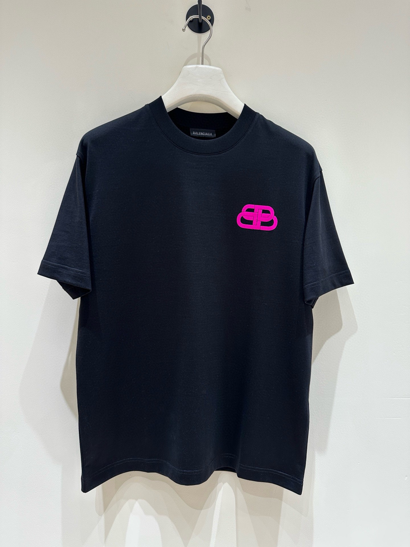 NO:159006,Bga Balenciaga, the new spring and summer new first-time counter, the latest short-sleeved round-neck T-shirt, high-end customization, avant-garde and fashionable design!  Brand logo heavy craft design, high-end customized mercerated cloud cotton fabric, soft feel, comfortable to wear, exquisite counter-level car line, fine workmanship, invincible and handsome upper body effect!  A must-have item for handsome men!  Color black white Number M-3XL Micro-wide version 178 155 catties wear L Maximum wear 210 catties, balenciaga, T-shirt,tees, t-shirt,alexander wang19860909Bga巴黎世家 春夏新款首发专柜最新款短袖圆领T恤 高端订制 设计前卫时尚！品牌logo重工艺设计 高端定制丝光云朵棉面料.手感柔软.穿着舒适.专柜级别精致车线.做工精细.上身效果无敌帅气！型男必备单品！ 颜色黑色 白色 码数M-3XL 微阔版型 178 155斤穿L 最大穿210斤,,balenciaga,T-shirt,tees，t-shirt,alexander wang,Men's clothing