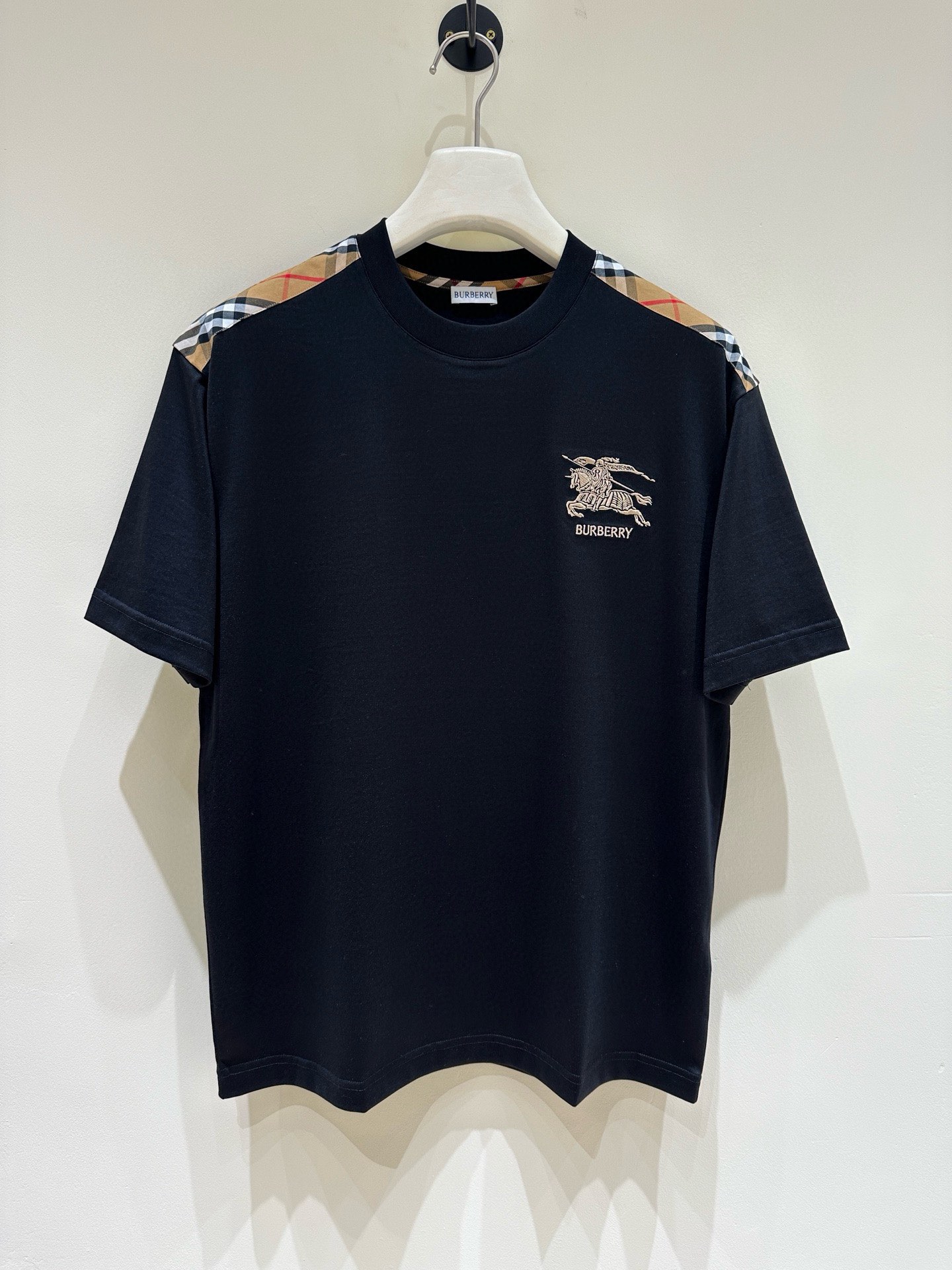 NO:159009,BBR B Home New Spring and Summer First-Open Counter Latest Short-sleeved Round Neck T-shirt High-end Customized Design Avant-garde and fashionable!  Brand logo heavy craft design, high-end customized mercerated cloud cotton fabric, soft feel, comfortable to wear, exquisite counter-level car line, fine workmanship, invincible and handsome upper body effect!  A must-have item for handsome men!  Color black white Number M-3XL Micro-wide version 178 155 catties wear L Maximum wear 210 catties, T-shirt,tees, t-shirt,alexander wang19860909BBR B家 春夏新款首发专柜最新款短袖圆领T恤 高端订制 设计前卫时尚！品牌logo重工艺设计 高端定制丝光云朵棉面料.手感柔软.穿着舒适.专柜级别精致车线.做工精细.上身效果无敌帅气！型男必备单品！ 颜色黑色 白色 码数M-3XL 微阔版型 178 155斤穿L 最大穿210斤,,T-shirt,tees，t-shirt,alexander wang,Men's clothing