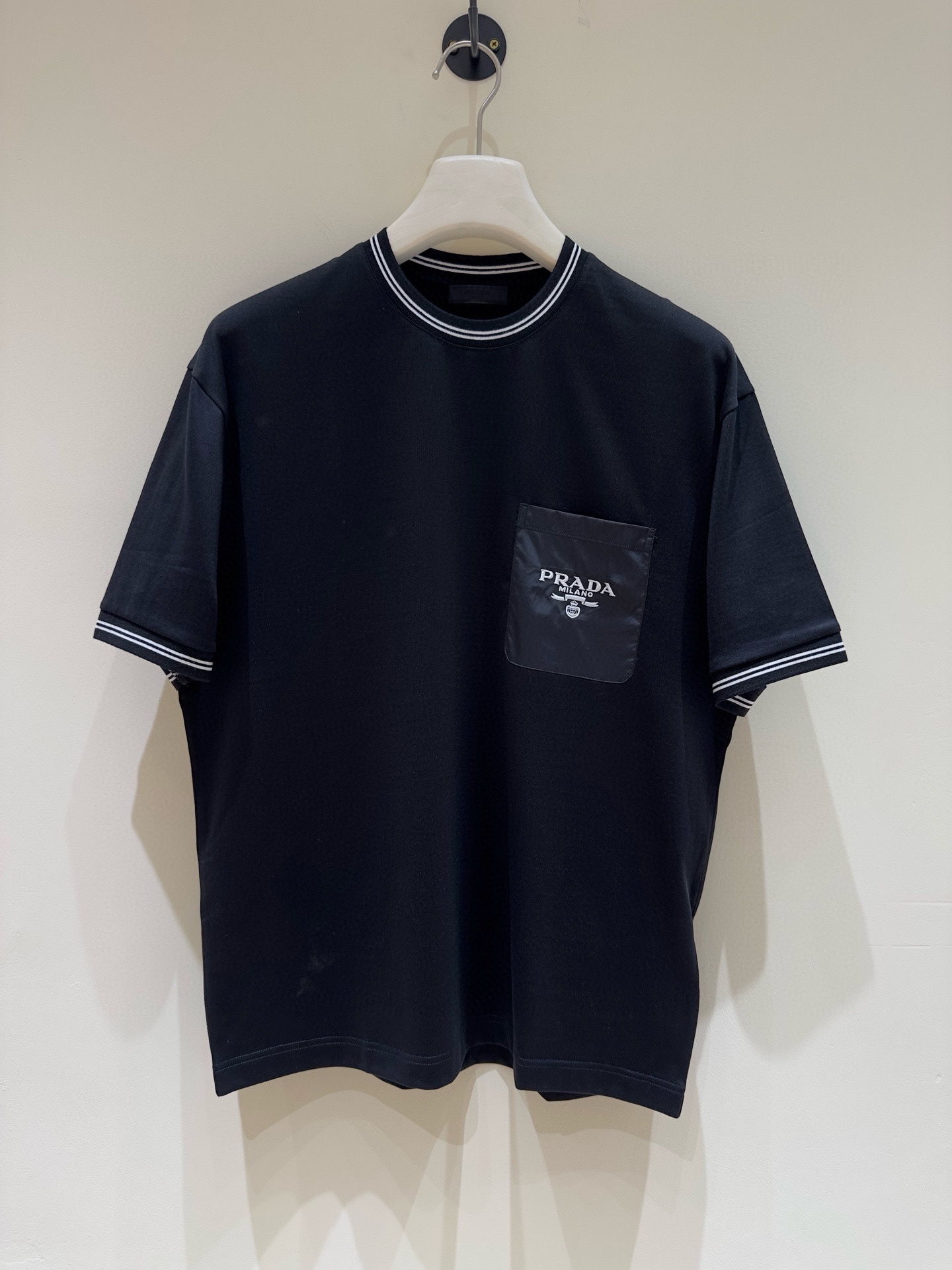 NO:159012,Prad Prada Spring and Summer New First-Open Counter Latest Short-sleeved Round Neck T-shirt High-end Customized Design Avant-garde and Fashionable!  Brand logo heavy craft design, high-end customized mercerated cloud cotton fabric, soft feel, comfortable to wear, exquisite counter-level car line, fine workmanship, invincible and handsome upper body effect!  A must-have item for handsome men!  Color black white Number M-3XL Micro-wide version 178 155 catties wear L Maximum wear 210 catties, prada, prada, T-shirt, tees, t-shirt, alexander wang19860909Prad普拉达 春夏新款首发专柜最新款短袖圆领T恤 高端订制 设计前卫时尚！品牌logo重工艺设计 高端定制丝光云朵棉面料.手感柔软.穿着舒适.专柜级别精致车线.做工精细.上身效果无敌帅气！型男必备单品！ 颜色黑色 白色 码数M-3XL 微阔版型 178 155斤穿L 最大穿210斤,,prada,prada,T-shirt,tees，t-shirt,alexander wang,Men's clothing