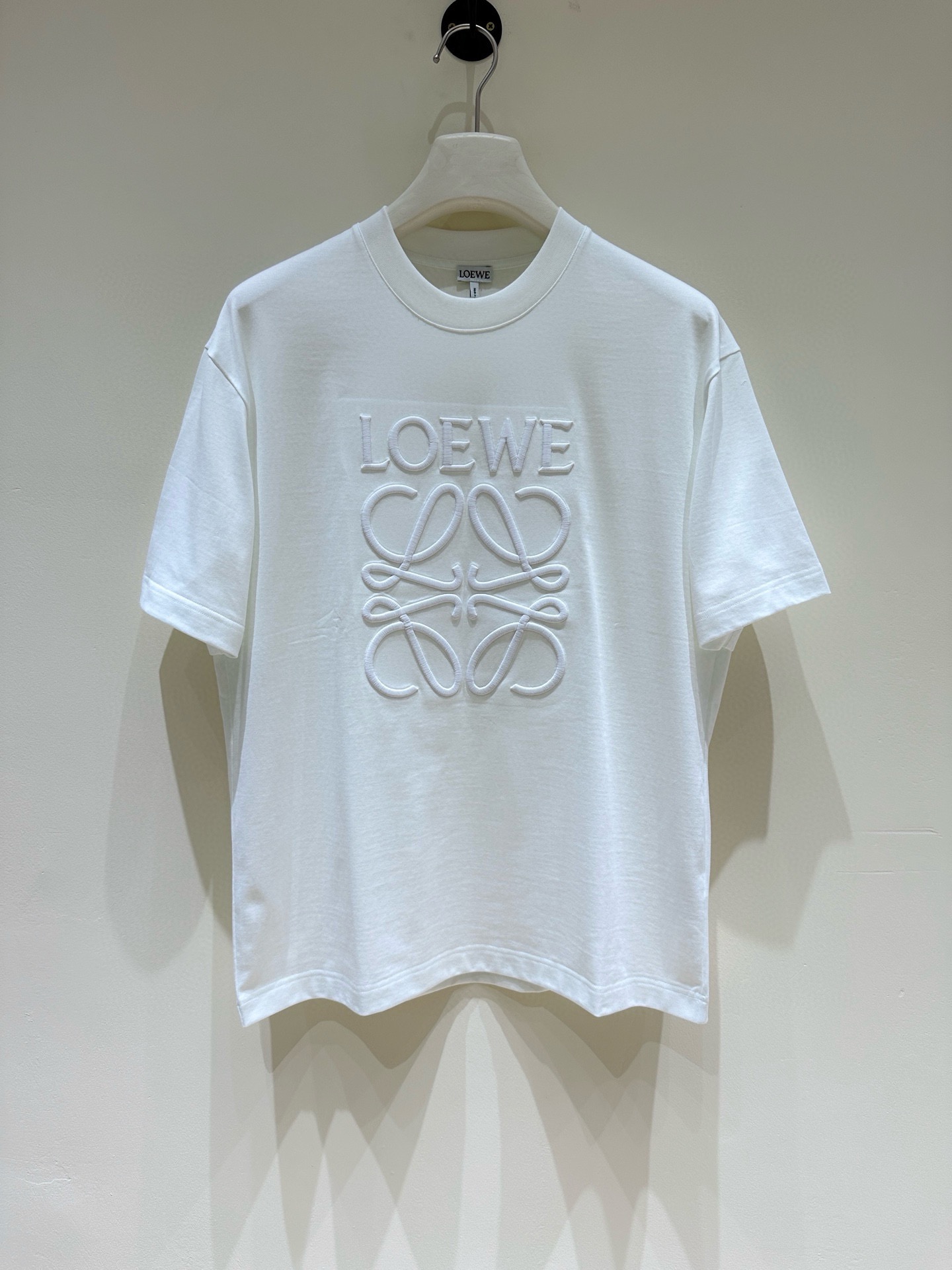 NO:160408,Loewe 2025 spring and summer new style first-time counter latest short-sleeved round-neck T-shirt, high-end customization, avant-garde and fashionable design!  Brand logo heavy craft design, high-end customized mercerated cloud cotton fabric, soft feel, comfortable to wear, exquisite counter-level car line, fine workmanship, invincible and handsome upper body effect!  A must-have item for handsome men!  Color black white Number M-3XL Micro-wide version 178 155 catties wear L Maximum wear 210 catties, loewe, loewe, T-shirt, tees, t-shirt, alexander wang19860909Loewe罗意威 2025春夏新款首发专柜最新款短袖圆领T恤 高端订制 设计前卫时尚！品牌logo重工艺设计 高端定制丝光云朵棉面料.手感柔软.穿着舒适.专柜级别精致车线.做工精细.上身效果无敌帅气！型男必备单品！ 颜色黑色 白色 码数M-3XL 微阔版型 178 155斤穿L 最大穿210斤,,loewe,loewe,T-shirt,tees，t-shirt,alexander wang,Men's clothing