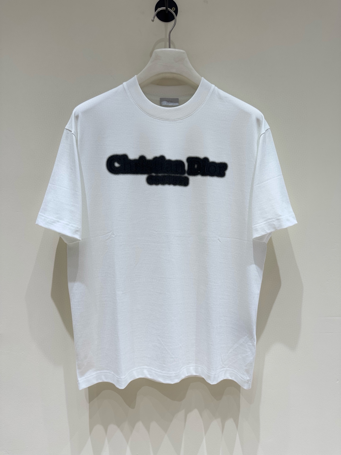 NO:160411,Dior Dijia 2025 spring and summer new first-time counter latest short-sleeved round-neck T-shirt, high-end customization, avant-garde and fashionable design!  Brand logo heavy craft design, high-end customized mercerated cloud cotton fabric, soft feel, comfortable to wear, exquisite counter-level car line, fine workmanship, invincible and handsome upper body effect!  A must-have item for handsome men!  Color black white Number M-3XL Micro-wide version 178 155 catties wear L Maximum wear 210 catties,dior,dior,T-shirt,tees,t-shirt,alexander wang19860909Dior迪家 2025春夏新款首发专柜最新款短袖圆领T恤 高端订制 设计前卫时尚！品牌logo重工艺设计 高端定制丝光云朵棉面料.手感柔软.穿着舒适.专柜级别精致车线.做工精细.上身效果无敌帅气！型男必备单品！ 颜色黑色 白色 码数M-3XL 微阔版型 178 155斤穿L 最大穿210斤,,dior,dior,T-shirt,tees，t-shirt,alexander wang,Men's clothing