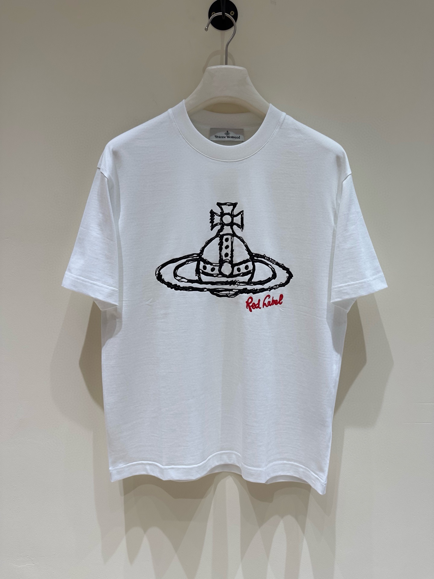 NO:160414,VV Queen Mother, the new spring and summer new model of the first counter, the latest short-sleeved round-neck T-shirt with high-end customization, avant-garde and fashionable design!  Brand logo heavy craft design, high-end customized mercerated cloud cotton fabric, soft feel, comfortable to wear, exquisite counter-level car line, fine workmanship, invincible and handsome upper body effect!  A must-have item for handsome men!  Color black white Number M-3XL Micro-wide version 178 155 catties wear L Maximum wear 210 catties, T-shirt,tees, t-shirt,alexander wang19860909VV西太后 2025春夏新款首发专柜最新款短袖圆领T恤 高端订制 设计前卫时尚！品牌logo重工艺设计 高端定制丝光云朵棉面料.手感柔软.穿着舒适.专柜级别精致车线.做工精细.上身效果无敌帅气！型男必备单品！ 颜色黑色 白色 码数M-3XL 微阔版型 178 155斤穿L 最大穿210斤,,T-shirt,tees，t-shirt,alexander wang,Men's clothing