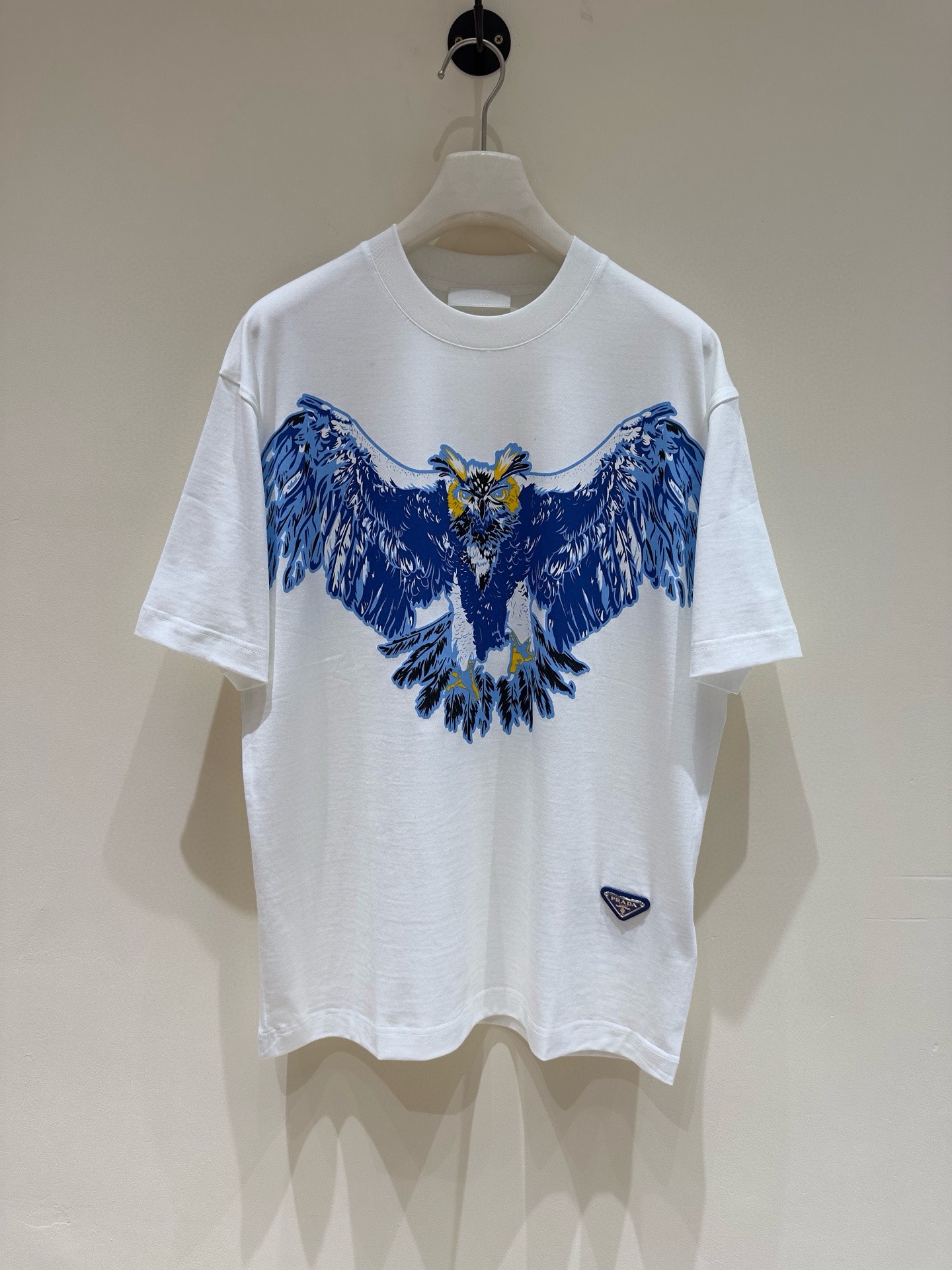 NO:160417,Prad Prada 2025 spring and summer new first-time counter latest short-sleeved round-neck T-shirt, high-end customization, avant-garde and fashionable design!  Brand logo heavy craft design, high-end customized mercerated cloud cotton fabric, soft feel, comfortable to wear, exquisite counter-level car line, fine workmanship, invincible and handsome upper body effect!  A must-have item for handsome men!  Color black white Number M-3XL Micro-wide version 178 155 catties wear L Maximum wear 210 catties, prada, prada, T-shirt, tees, t-shirt, alexander wang19860909Prad普拉达 2025春夏新款首发专柜最新款短袖圆领T恤 高端订制 设计前卫时尚！品牌logo重工艺设计 高端定制丝光云朵棉面料.手感柔软.穿着舒适.专柜级别精致车线.做工精细.上身效果无敌帅气！型男必备单品！ 颜色黑色 白色 码数M-3XL 微阔版型 178 155斤穿L 最大穿210斤,,prada,prada,T-shirt,tees，t-shirt,alexander wang,Men's clothing