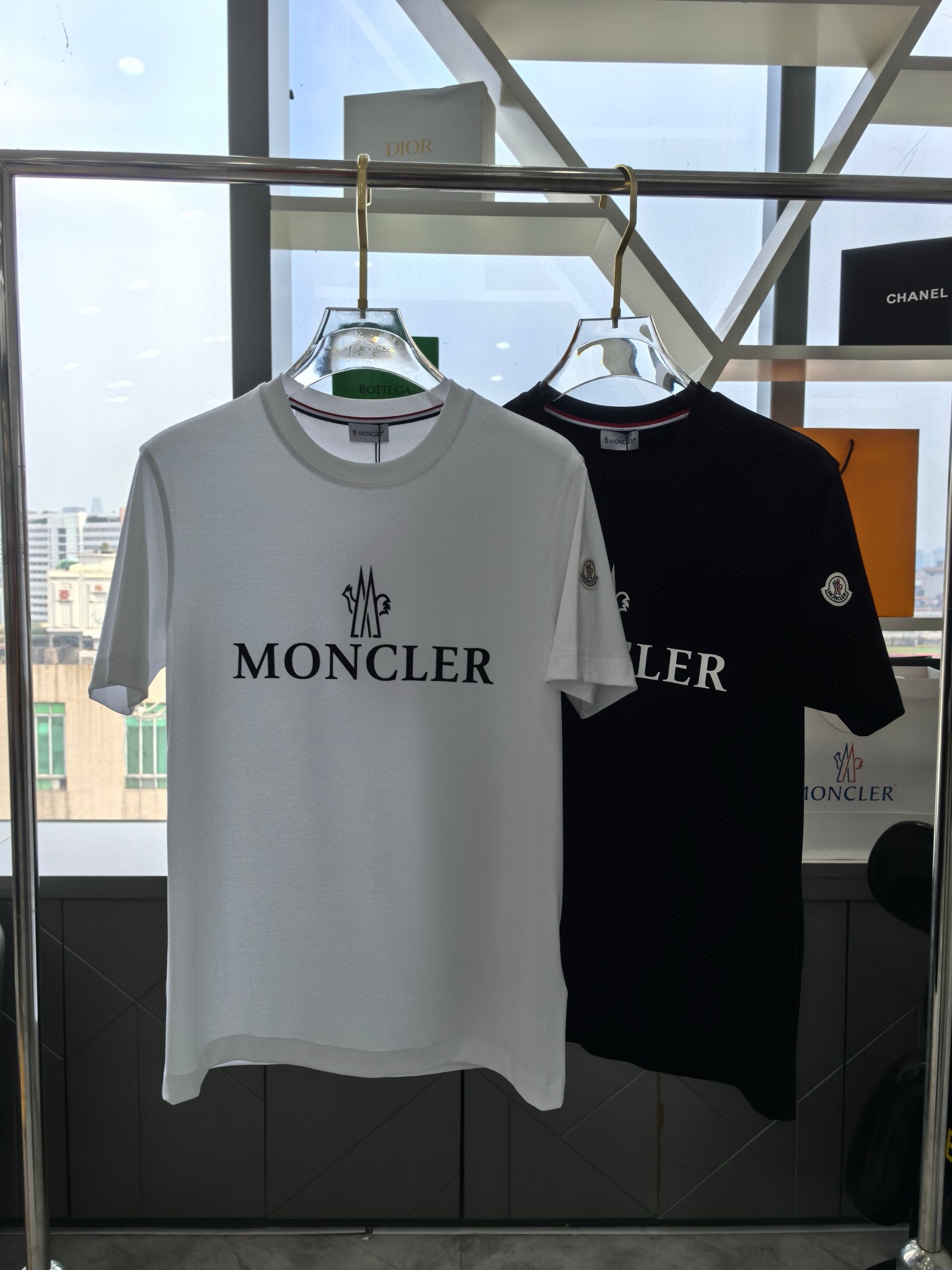 NO:158988,Mon masked new spring and summer new style first-time counter latest short-sleeved round-neck T-shirt, high-end customization, avant-garde and fashionable design!  Brand logo heavy craft design, high-end customized mercerated cloud cotton fabric, soft feel, comfortable to wear, exquisite counter-level car line, fine workmanship, invincible and handsome upper body effect!  A must-have item for handsome men!  Color black white Number of code M-3XL Normal version 178 145 catties wear L Maximum wear 200 catties, Moncler, T-shirt,tees, t-shirt,alexander wang19860909Mon蒙口 春夏新款首发专柜最新款短袖圆领T恤 高端订制 设计前卫时尚！品牌logo重工艺设计 高端定制丝光云朵棉面料.手感柔软.穿着舒适.专柜级别精致车线.做工精细.上身效果无敌帅气！型男必备单品！ 颜色黑色 白色 码数M-3XL 正常版型 178 145斤穿L 最大穿200斤,,Moncler,T-shirt,tees，t-shirt,alexander wang,Men's clothing