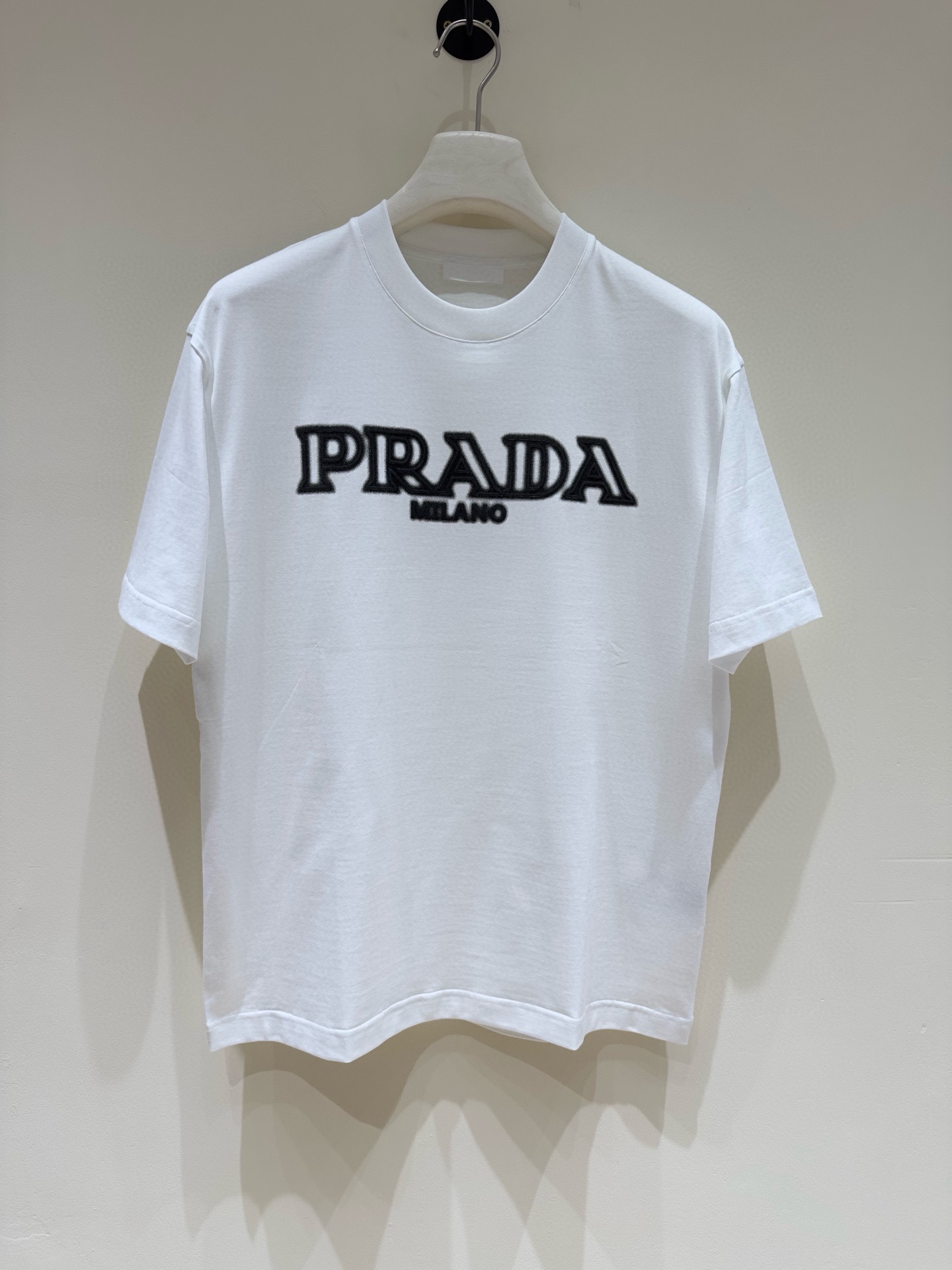 NO:159020,Prad Prada Spring and Summer New First-Open Counter Latest Short-sleeved Round Neck T-shirt High-end Customized Design Avant-garde and Fashionable!  Brand logo heavy craft design, high-end customized mercerated cloud cotton fabric, soft feel, comfortable to wear, exquisite counter-level car line, fine workmanship, invincible and handsome upper body effect!  A must-have item for handsome men!  Color black white Number M-3XL Micro-wide version 178 155 catties wear L Maximum wear 210 catties, prada, prada, T-shirt, tees, t-shirt, alexander wang19860909Prad普拉达 春夏新款首发专柜最新款短袖圆领T恤 高端订制 设计前卫时尚！品牌logo重工艺设计 高端定制丝光云朵棉面料.手感柔软.穿着舒适.专柜级别精致车线.做工精细.上身效果无敌帅气！型男必备单品！ 颜色黑色 白色 码数M-3XL 微阔版型 178 155斤穿L 最大穿210斤,,prada,prada,T-shirt,tees，t-shirt,alexander wang,Men's clothing