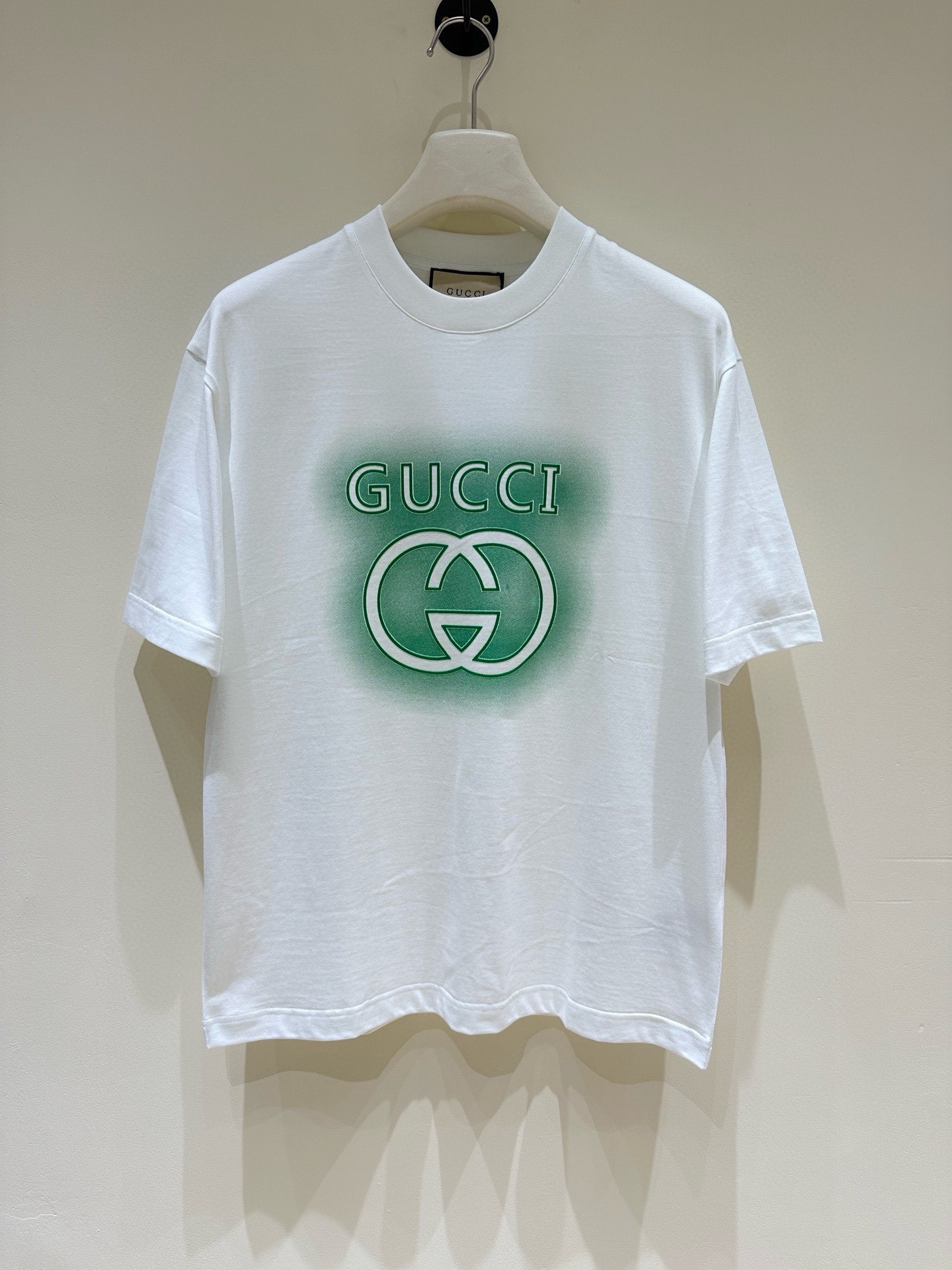 NO:159021,Gucc G Home Spring and Summer New First-Open Counter Latest Short Sleeve Round Neck T-shirt High-end Customized Design Avant-garde and Fashionable!  Brand logo heavy craft design, high-end customized mercerated cloud cotton fabric, soft feel, comfortable to wear, exquisite counter-level car line, fine workmanship, invincible and handsome upper body effect!  A must-have item for handsome men!  Color black white Number M-3XL Micro-wide version 178 155 catties wear L Maximum wear 210 catties, gucci, gucci, T-shirt, tees, t-shirt, alexander wang19860909Gucc G家 春夏新款首发专柜最新款短袖圆领T恤 高端订制 设计前卫时尚！品牌logo重工艺设计 高端定制丝光云朵棉面料.手感柔软.穿着舒适.专柜级别精致车线.做工精细.上身效果无敌帅气！型男必备单品！ 颜色黑色 白色 码数M-3XL 微阔版型 178 155斤穿L 最大穿210斤,,gucci,gucci,T-shirt,tees，t-shirt,alexander wang,Men's clothing