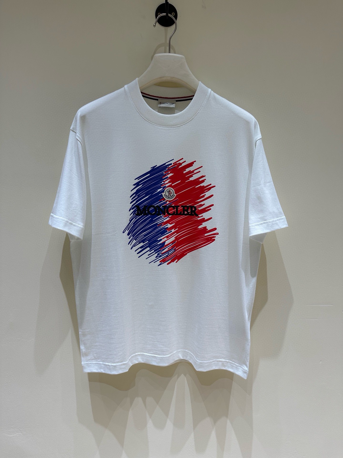 NO:159022,Mon masked new spring and summer new style first-time counter latest short-sleeved round-neck T-shirt, high-end customization, avant-garde and fashionable design!  Brand logo heavy craft design, high-end customized mercerated cloud cotton fabric, soft feel, comfortable to wear, exquisite counter-level car line, fine workmanship, invincible and handsome upper body effect!  A must-have item for handsome men!  Color black white Number M-3XL Micro-wide version 178 155 catties wear L Maximum wear 210 catties, Moncler, T-shirt,tees, t-shirt,alexander wang19860909Mon蒙口 春夏新款首发专柜最新款短袖圆领T恤 高端订制 设计前卫时尚！品牌logo重工艺设计 高端定制丝光云朵棉面料.手感柔软.穿着舒适.专柜级别精致车线.做工精细.上身效果无敌帅气！型男必备单品！ 颜色黑色 白色 码数M-3XL 微阔版型 178 155斤穿L 最大穿210斤,,Moncler,T-shirt,tees，t-shirt,alexander wang,Men's clothing