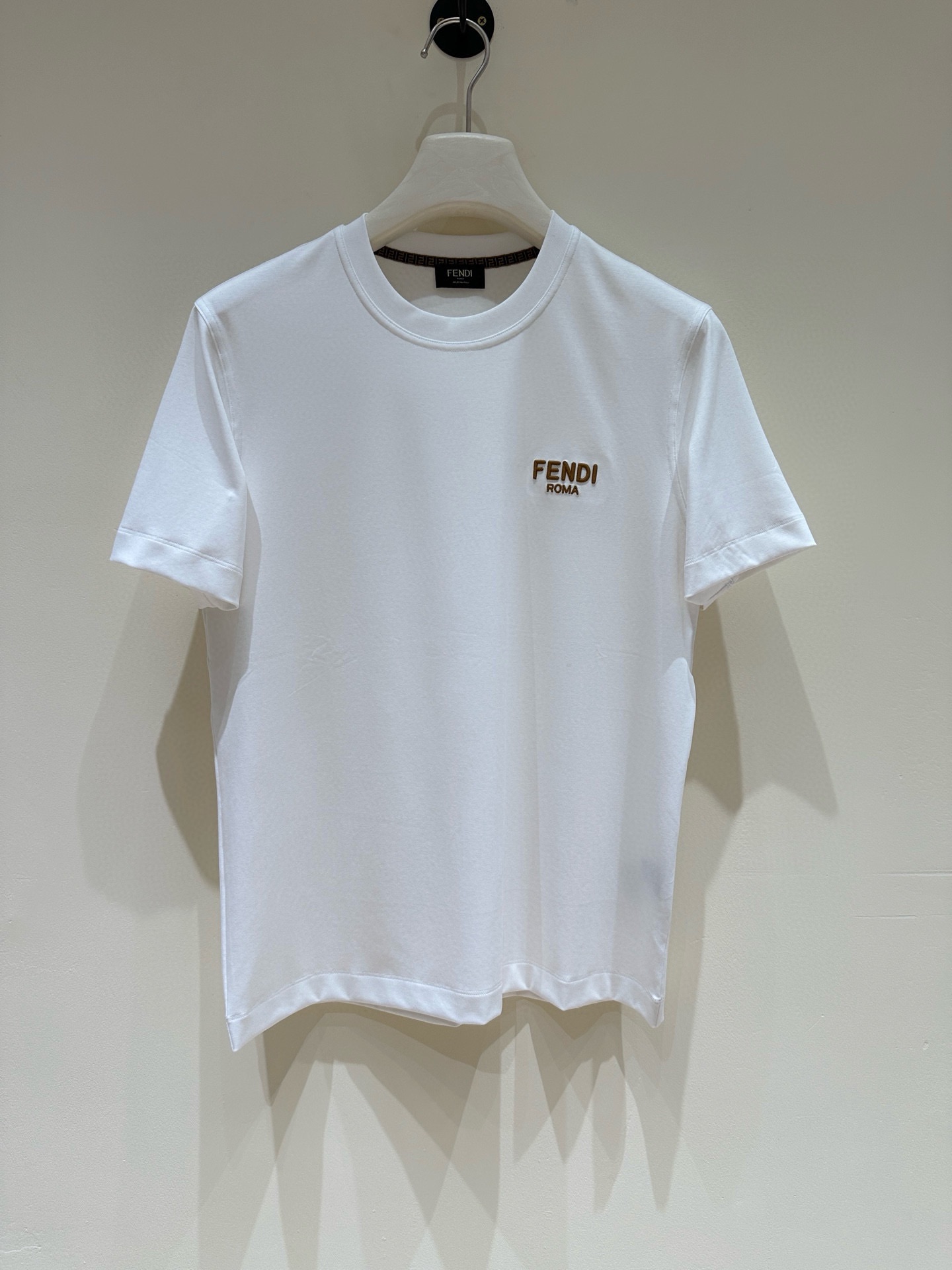 NO:160415,Fend Fendi 2025 spring and summer new first-time counter latest short-sleeved round-neck T-shirt, high-end customization, avant-garde and fashionable design!  Brand logo heavy craft design, high-end customized mercerated cloud cotton fabric, soft feel, comfortable to wear, exquisite counter-level car line, fine workmanship, invincible and handsome upper body effect!  A must-have item for handsome men!  Color black white Number of code M-3XL Normal version 178 145 catties wear L Maximum wear 200 catties, fendi, fendi, T-shirt, tees, t-shirt, alexander wang19860909Fend芬迪 2025春夏新款首发专柜最新款短袖圆领T恤 高端订制 设计前卫时尚！品牌logo重工艺设计 高端定制丝光云朵棉面料.手感柔软.穿着舒适.专柜级别精致车线.做工精细.上身效果无敌帅气！型男必备单品！ 颜色黑色 白色 码数M-3XL 正常版型 178 145斤穿L 最大穿200斤,,fendi,fendi,T-shirt,tees，t-shirt,alexander wang,Men's clothing