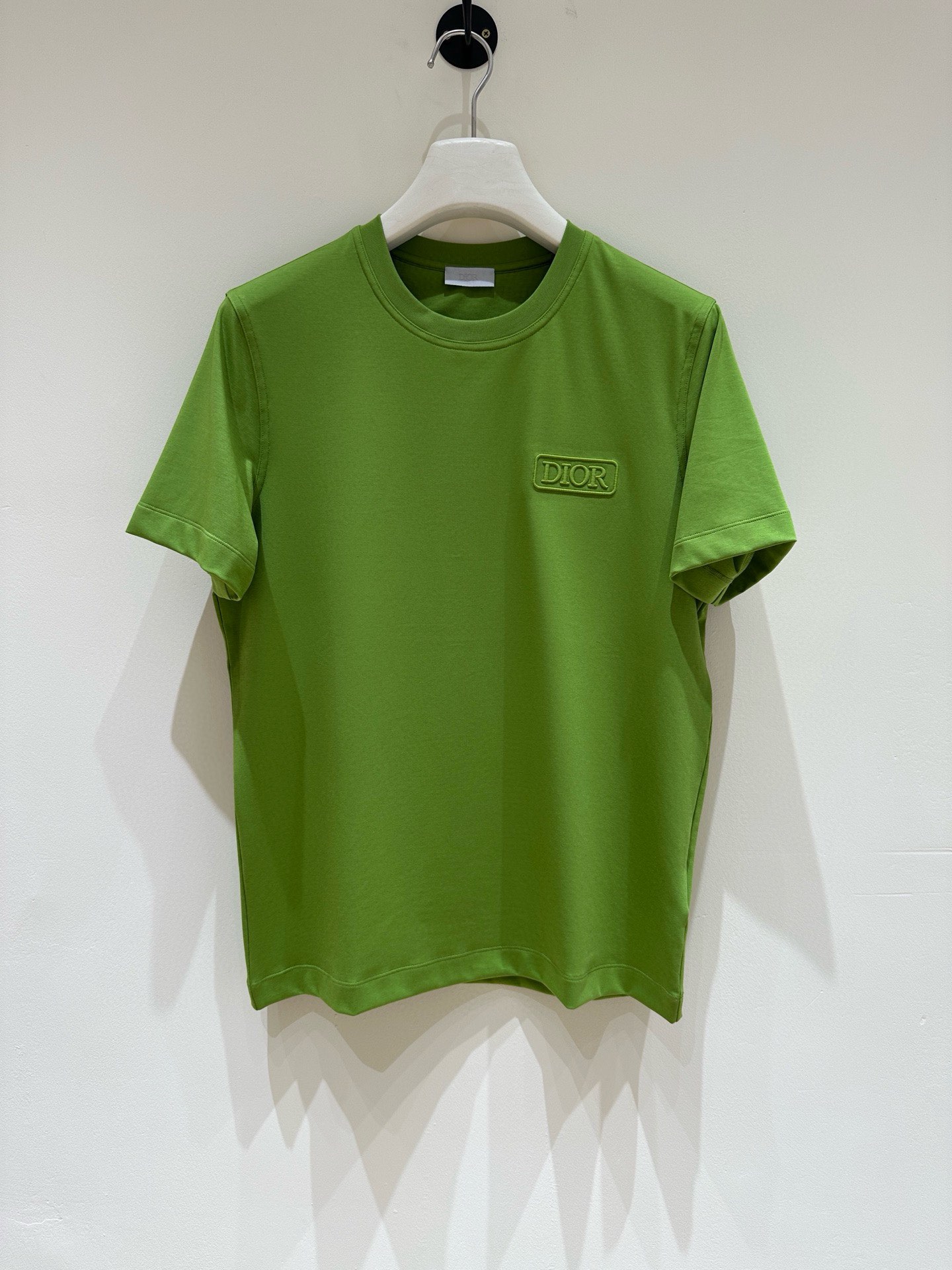 NO:159023,Dior's new spring and summer first-time counter latest short-sleeved round-neck T-shirt, high-end customization, avant-garde and fashionable design!  Brand logo heavy craft design, high-end customized mercerated cloud cotton fabric, soft feel, comfortable to wear, exquisite counter-level car line, fine workmanship, invincible and handsome upper body effect!  A must-have item for handsome men!  Color black white Number M-3XL Normal version 178 145 catties wear L Maximum wear 200 catties,dior,dior,T-shirt,tees,t-shirt,alexander wang19860909Dior迪家 春夏新款首发专柜最新款短袖圆领T恤 高端订制 设计前卫时尚！品牌logo重工艺设计 高端定制丝光云朵棉面料.手感柔软.穿着舒适.专柜级别精致车线.做工精细.上身效果无敌帅气！型男必备单品！ 颜色黑色 白色 码数M-3XL 正常版型 178 145斤穿L 最大穿200斤,,dior,dior,T-shirt,tees，t-shirt,alexander wang,Men's clothing