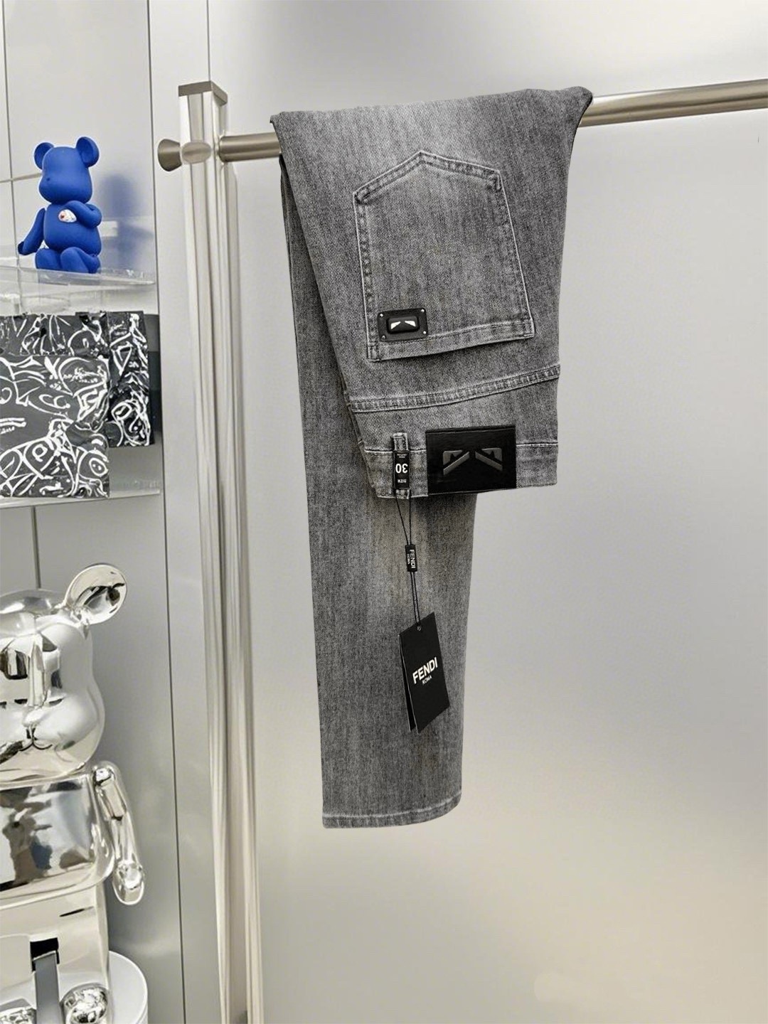 NO:430982,Fend Fendi 2025ss new original single hit small straight slim jeans super customized original hardware super heavy industry craftsmanship excellent style, impeccable details!  The style is not picky, the workmanship is high-end, the super good goods are not waiting for everyone, please start quickly, size 29-38 No 35 37,,fendi,fendi,jeans,alexander wang19860909Fend芬迪 2025ss新款原单爆款小直筒修身牛仔裤 超级定制款 原版五金 超级重工工艺 版型超赞,细节做工无可挑剔！款式不挑人,做工高档,超强好货不等人,看中赶紧下手,尺码29-38 无35 37,,fendi,fendi,jeans,alexander wang,Men's clothing