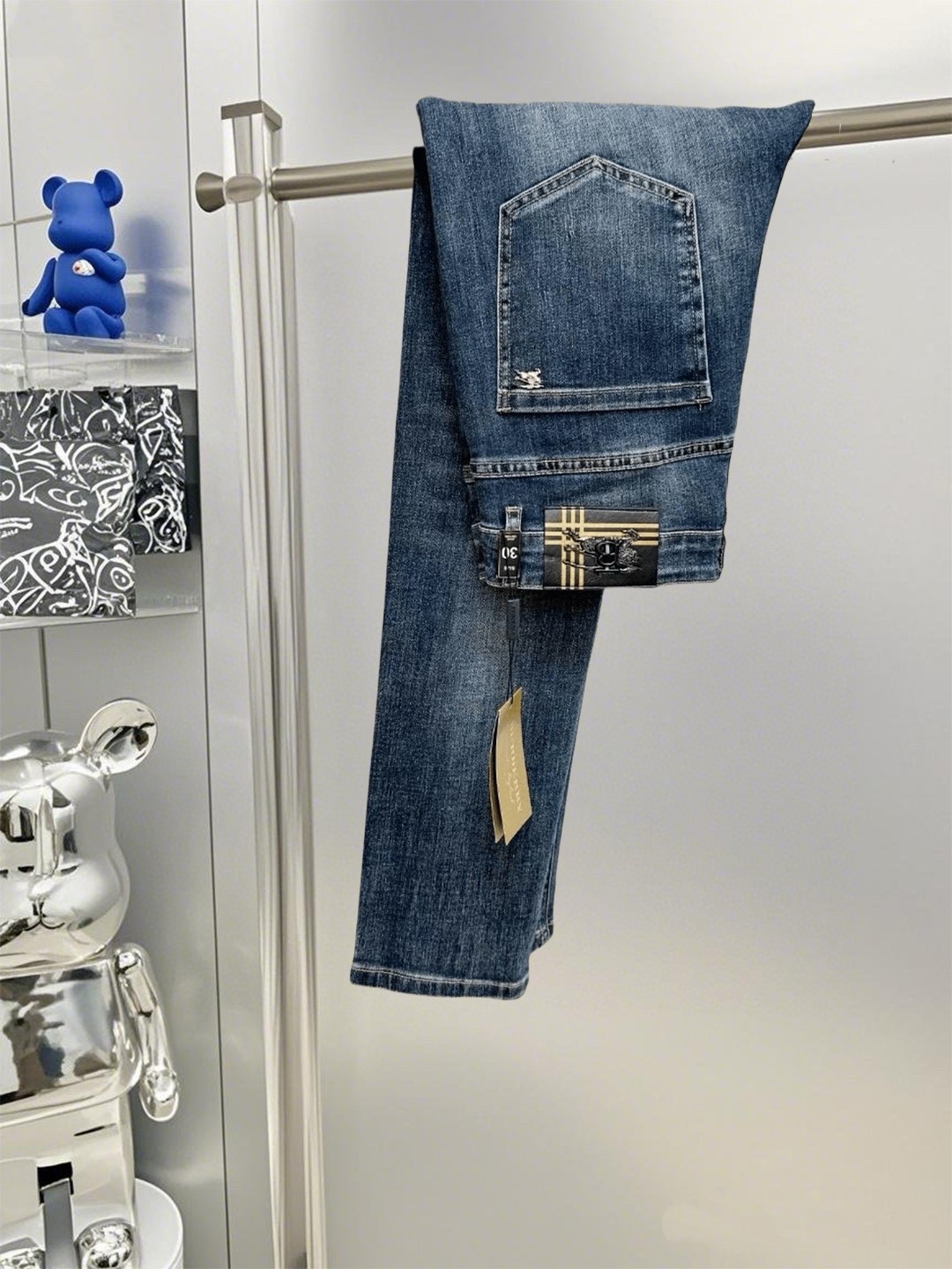 NO:518679,BBR B Home 2025ss new original single hit small straight slim jeans super customized original hardware super heavy industry craftsmanship excellent style, impeccable details!  The style is not picky, the workmanship is high-end, the super good goods are not waiting for everyone, please start quickly, size 29-38 No 35 37, jeans, alexander wang19860909BBR B家 2025ss新款原单爆款小直筒修身牛仔裤 超级定制款 原版五金 超级重工工艺 版型超赞,细节做工无可挑剔！款式不挑人,做工高档,超强好货不等人,看中赶紧下手,尺码29-38 无35 37,,jeans,alexander wang,Men's clothing