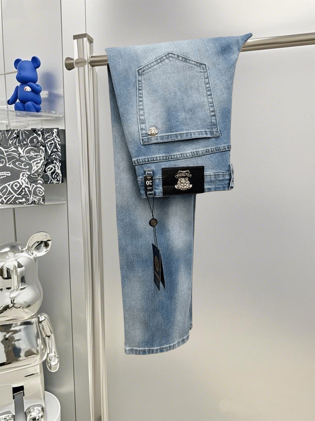 NO:518677,VER Versace 2025ss new original single hit small straight slim jeans super customized original hardware super heavy industry craftsmanship excellent style, impeccable details!  The style is not picky, the workmanship is high-end, the super good goods are not waiting for everyone, please start quickly, size 29-38 No 35 37, versace, jeans, alexander wang19860909VER范思哲 2025ss新款原单爆款小直筒修身牛仔裤 超级定制款 原版五金 超级重工工艺 版型超赞,细节做工无可挑剔！款式不挑人,做工高档,超强好货不等人,看中赶紧下手,尺码29-38 无35 37,,versace,jeans,alexander wang,Men's clothing