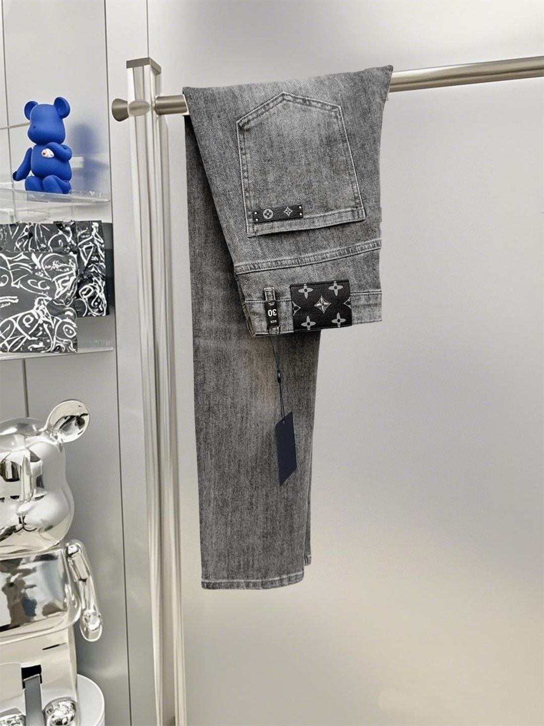 NO:431018,LV Donkey Home 2025ss new original single hit small straight slim jeans super customized original hardware super heavy industry craftsmanship excellent style, impeccable details!  The style is not picky, the workmanship is high-end, the super good goods are not waiting for everyone, please start quickly, size 29-38 No 35 37,,louis vuitton,louis vuitton,louis vuitton,jeans,alexander wang19860909LV驴家 2025ss新款原单爆款小直筒修身牛仔裤 超级定制款 原版五金 超级重工工艺 版型超赞,细节做工无可挑剔！款式不挑人,做工高档,超强好货不等人,看中赶紧下手,尺码29-38 无35 37,,louis vuitton,louis vuitton,louis vuitton,jeans,alexander wang,Men's clothing