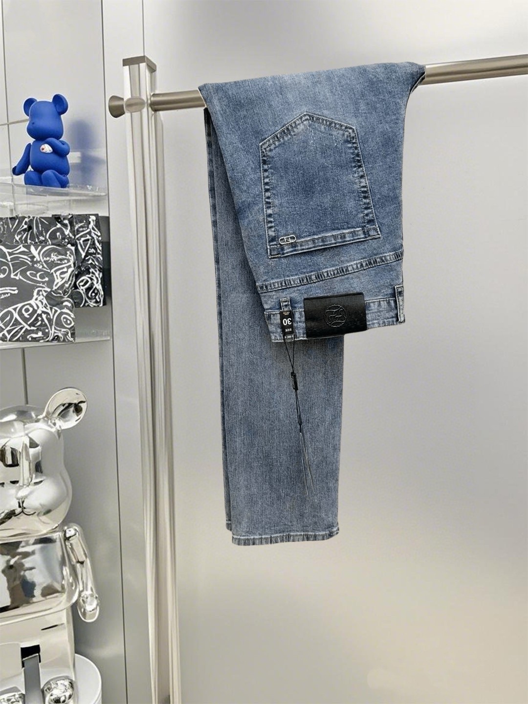 NO:431001,Fend Fendi 2025ss new original single hit small straight slim jeans super customized original hardware super heavy industry craftsmanship excellent style, impeccable details!  The style is not picky, the workmanship is high-end, the super good goods are not waiting for everyone, please start quickly, size 29-38 No 35 37,,fendi,fendi,jeans,alexander wang19860909Fend芬迪 2025ss新款原单爆款小直筒修身牛仔裤 超级定制款 原版五金 超级重工工艺 版型超赞,细节做工无可挑剔！款式不挑人,做工高档,超强好货不等人,看中赶紧下手,尺码29-38 无35 37,,fendi,fendi,jeans,alexander wang,Men's clothing